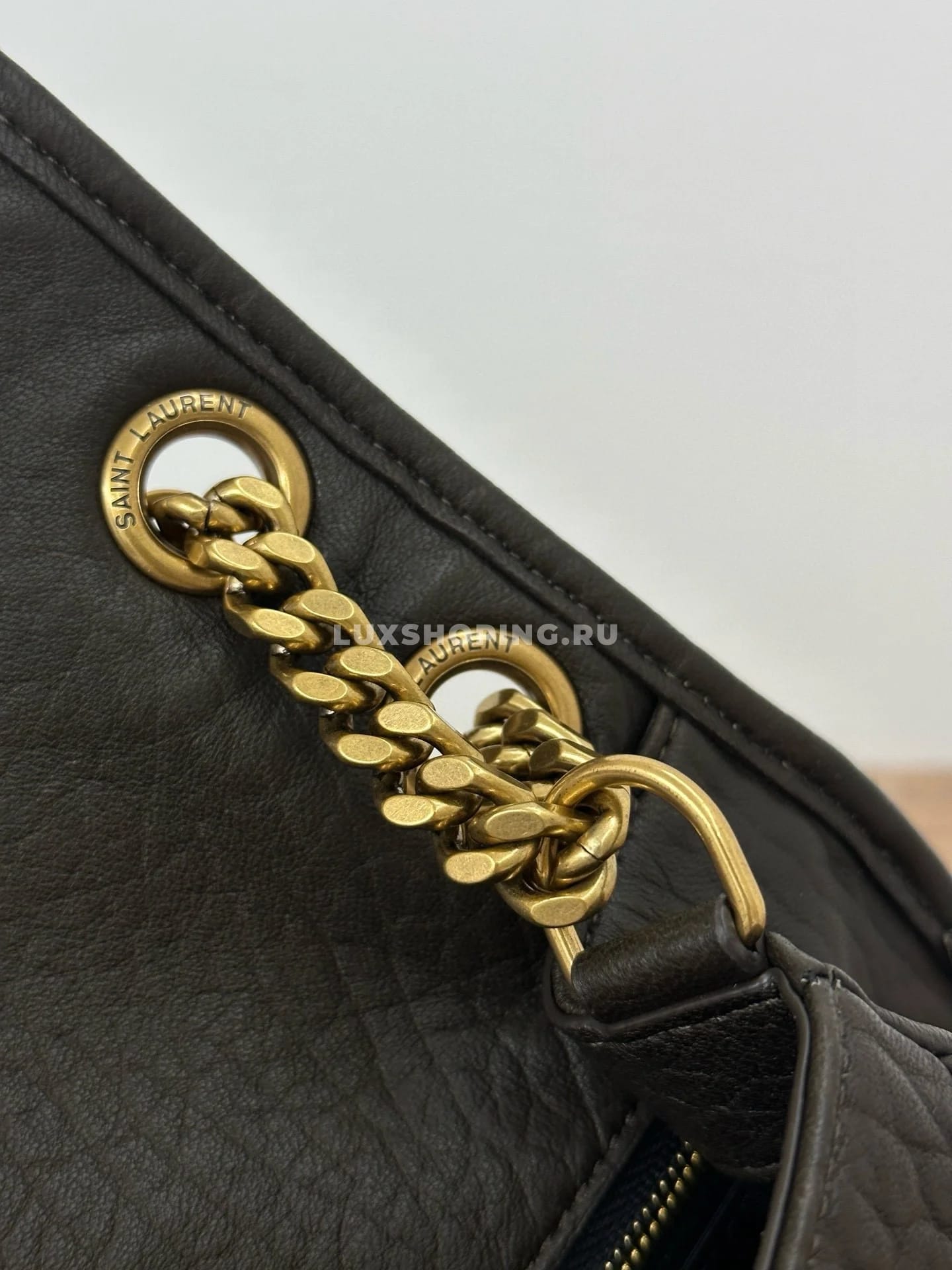 Saint Laurent Сумка Niki 28 см Gold из мягкой овечьей кожи - фото 6
