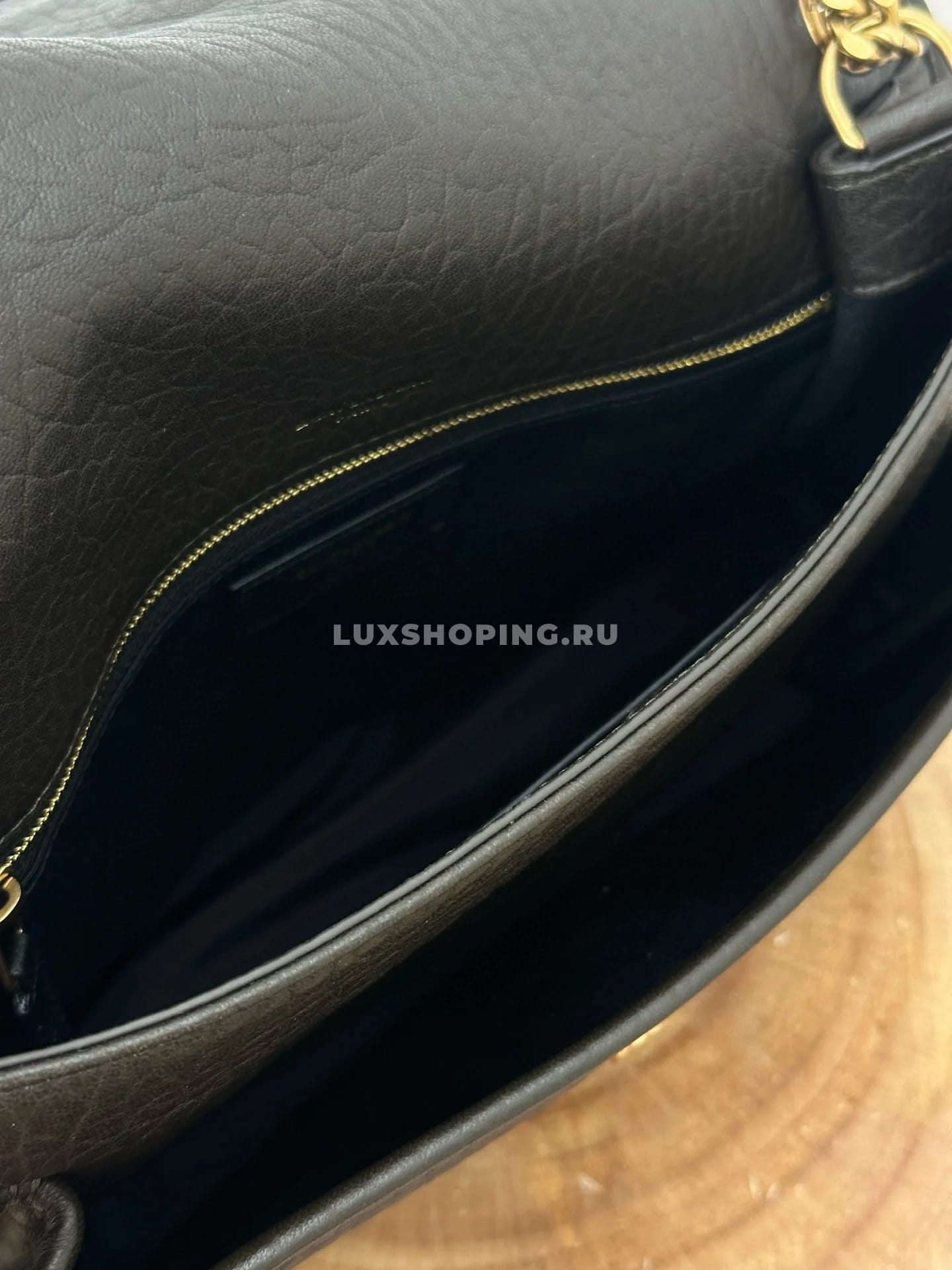 Saint Laurent Сумка Niki 28 см Gold из мягкой овечьей кожи - фото 8