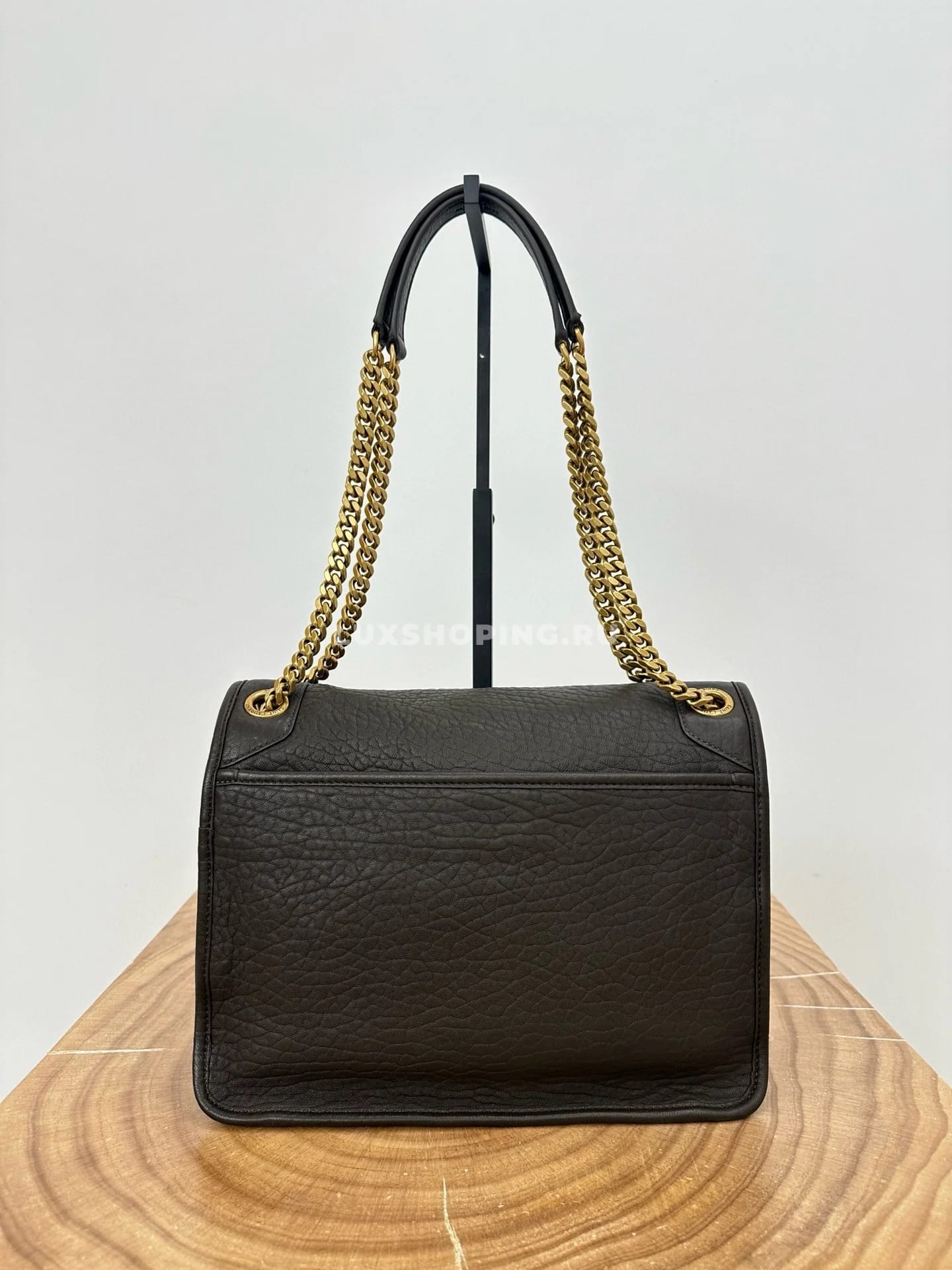 Saint Laurent Сумка Niki 28 см Gold из мягкой овечьей кожи - фото 10