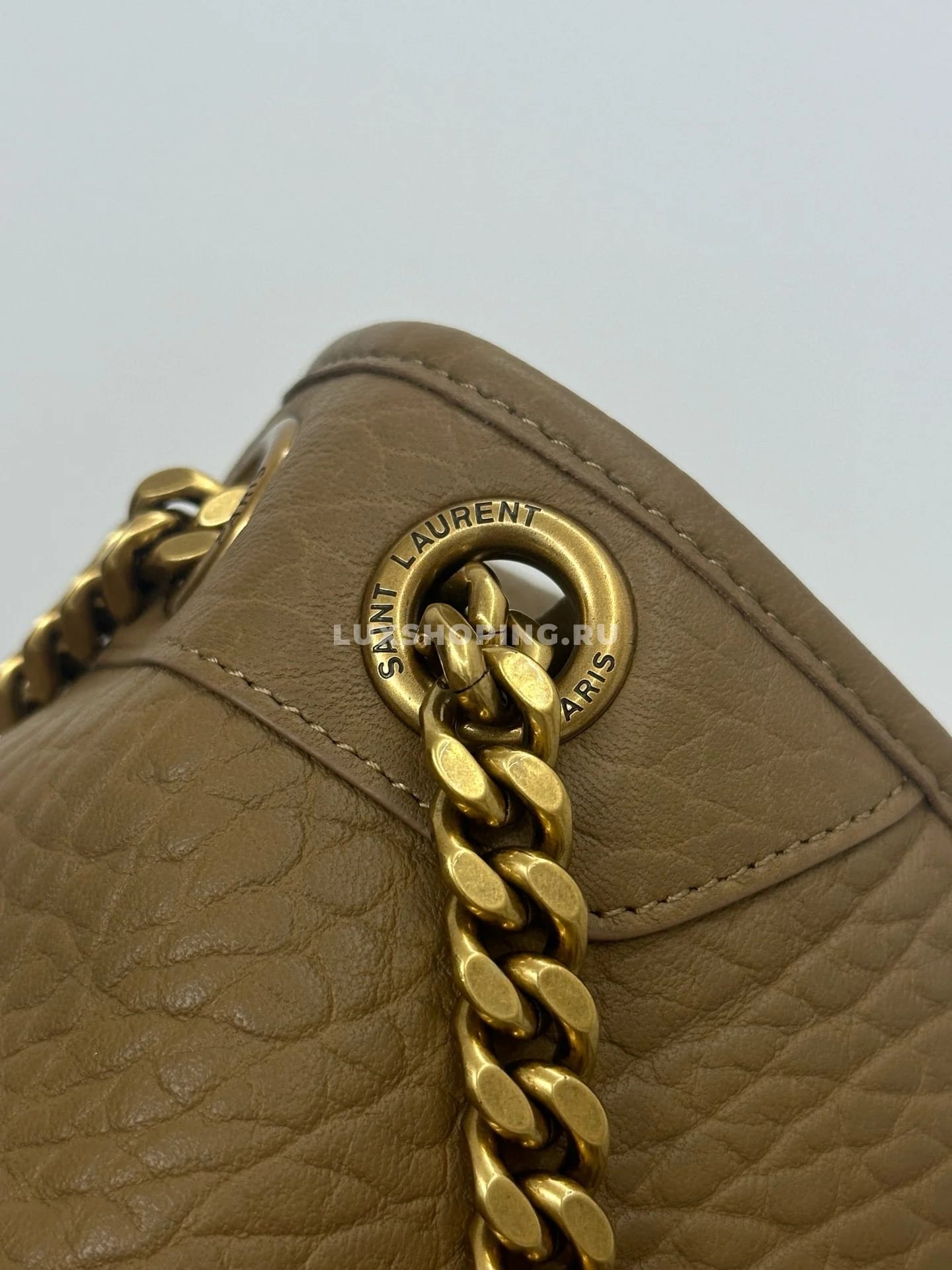Saint Laurent Сумка Niki 28 см из мягкой овечьей кожи Беж - фото 7