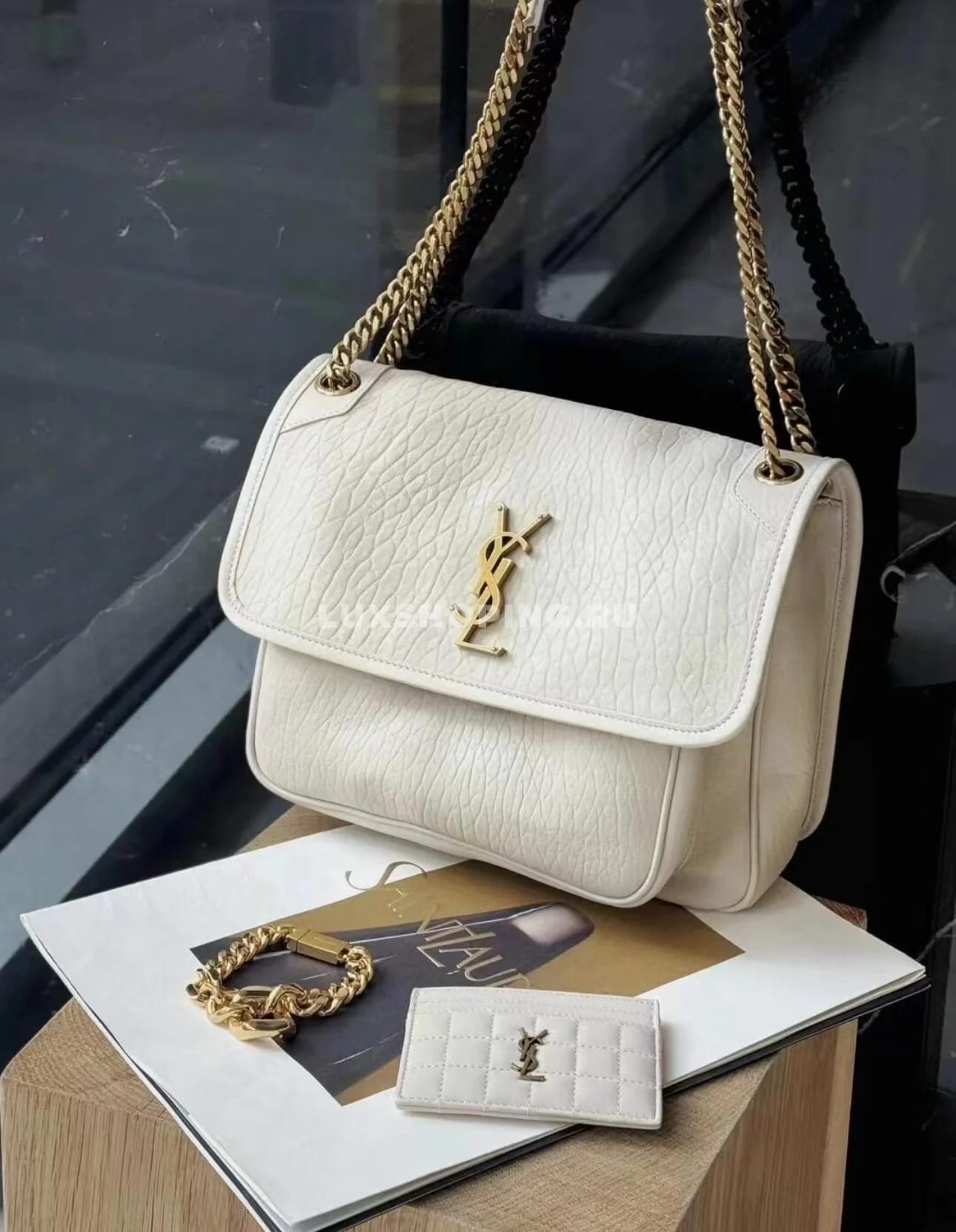 Saint Laurent Сумка Niki 28 см из мягкой овечьей кожи Белая - фото 3