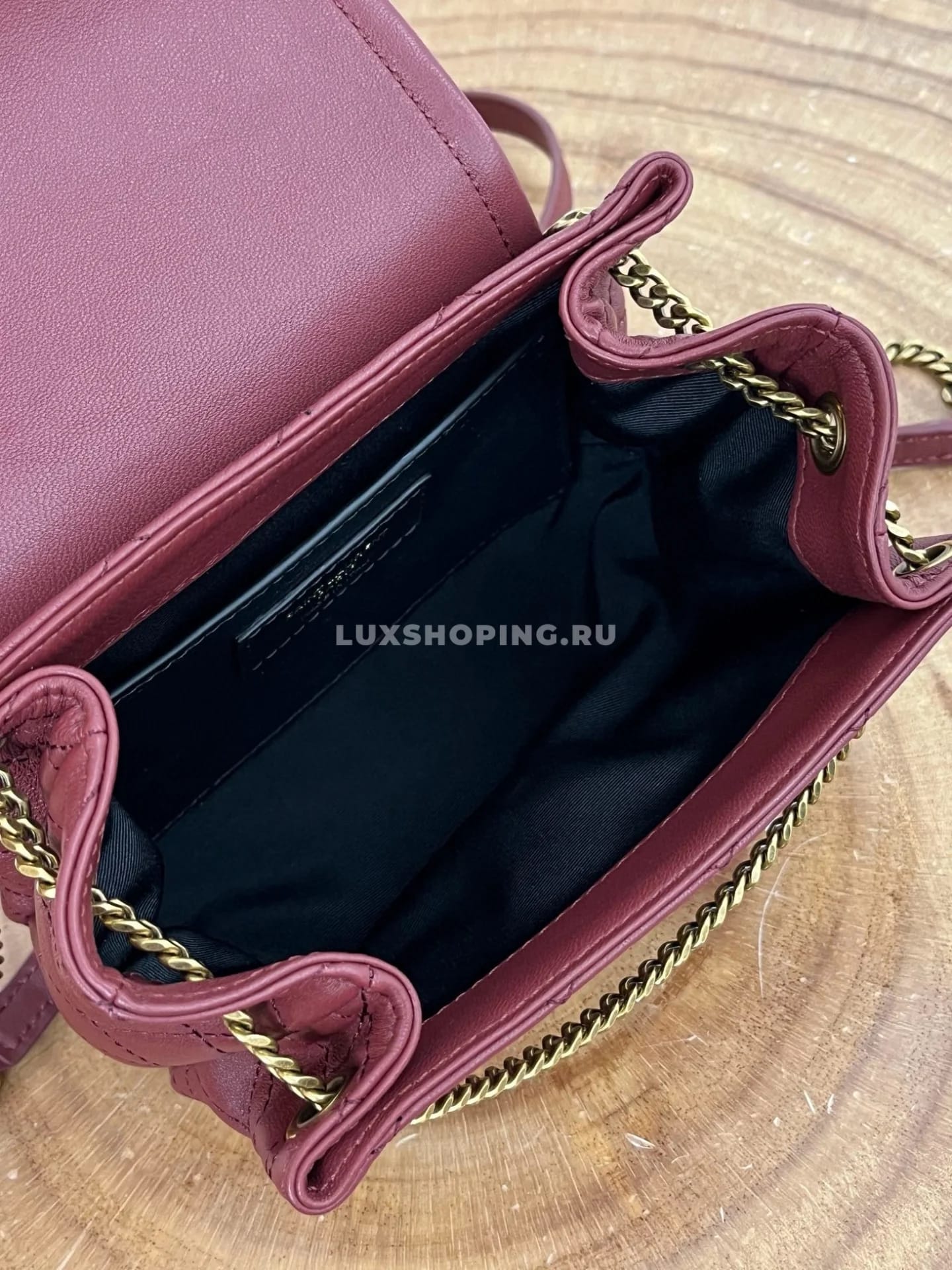 Saint Laurent Сумка Mini Nolita в цвете «спелый гранат» - фото 9