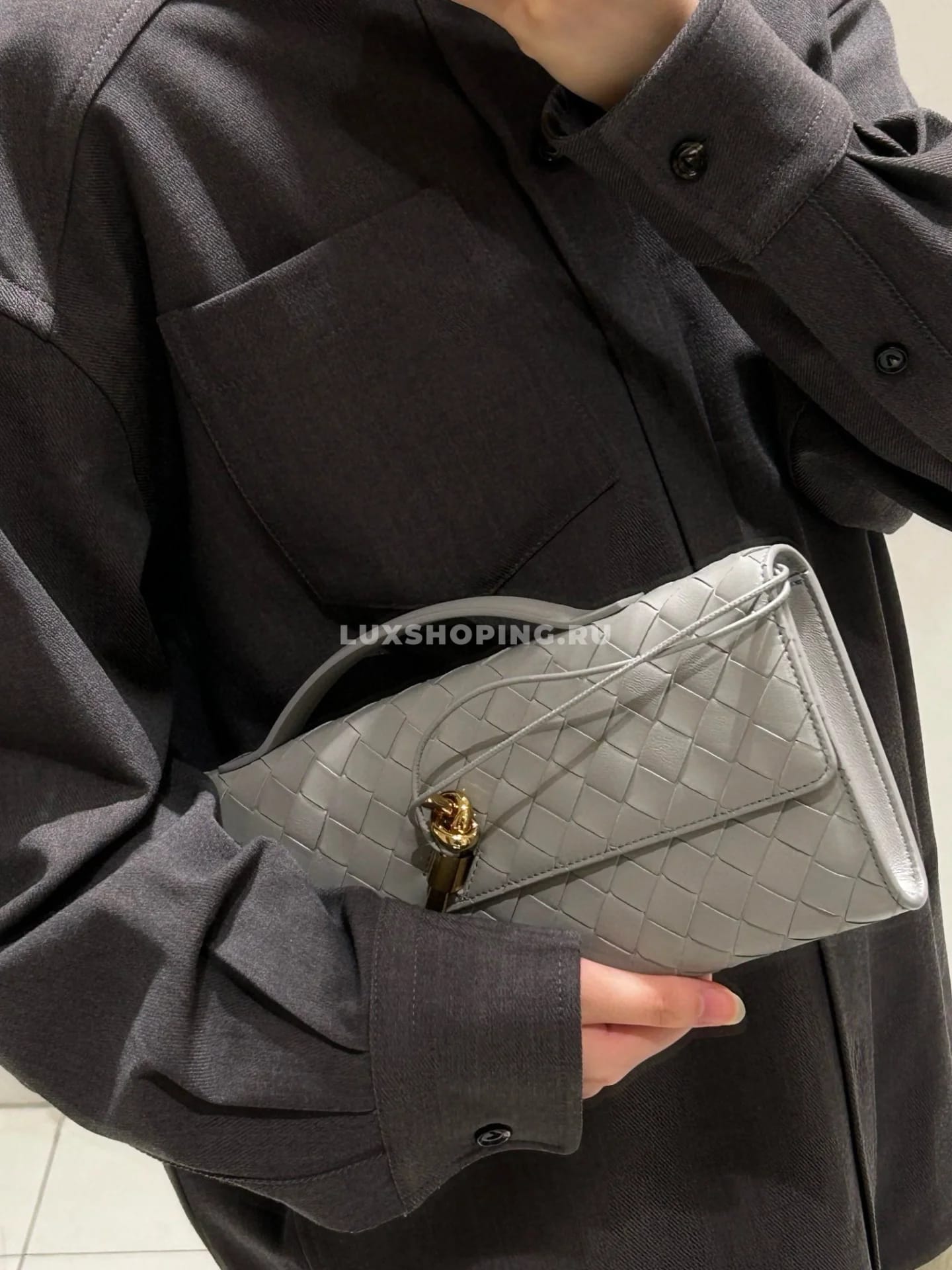 Сумка BOTTEGA VENETA ANDIAMO Clutch в оттенке "серый" - фото 4