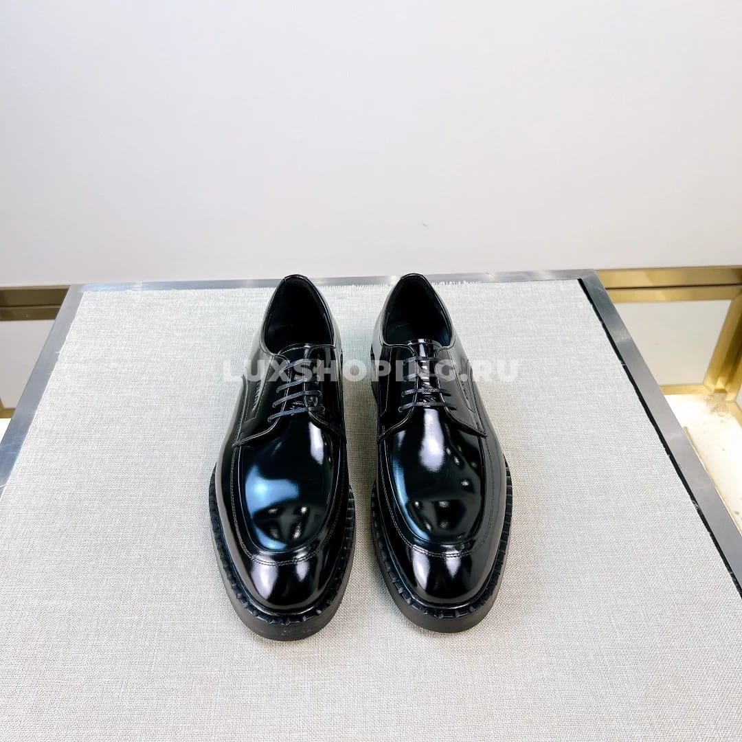 Туфли Prada со шнурками лакированные черные - фото 5