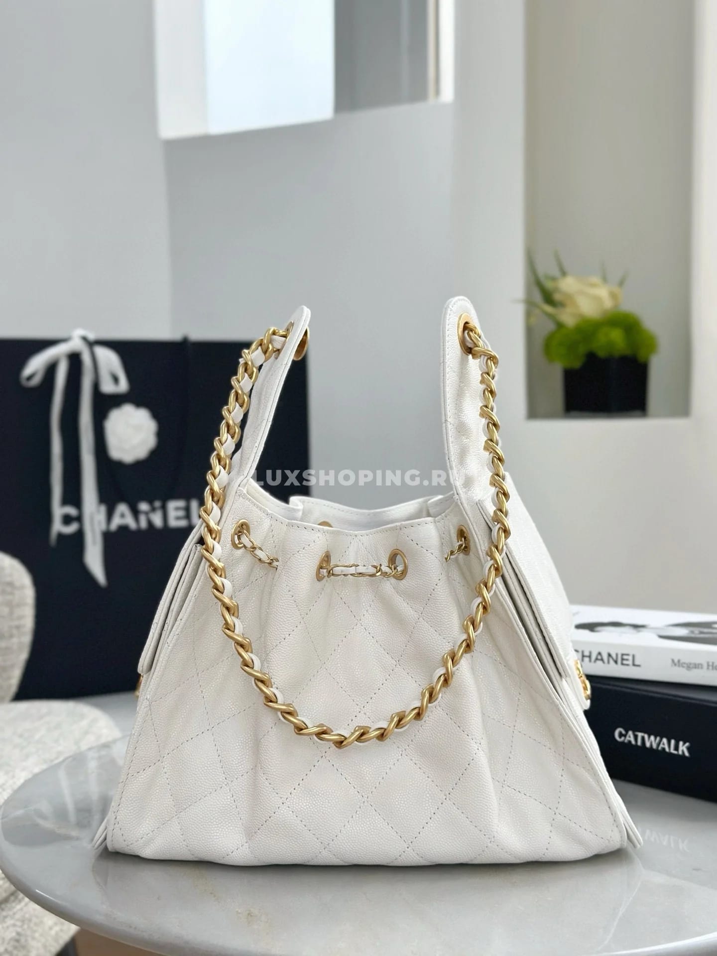 CHANEL сумка хобо из фактурной кожи белый 40×30×15 см - фото 3