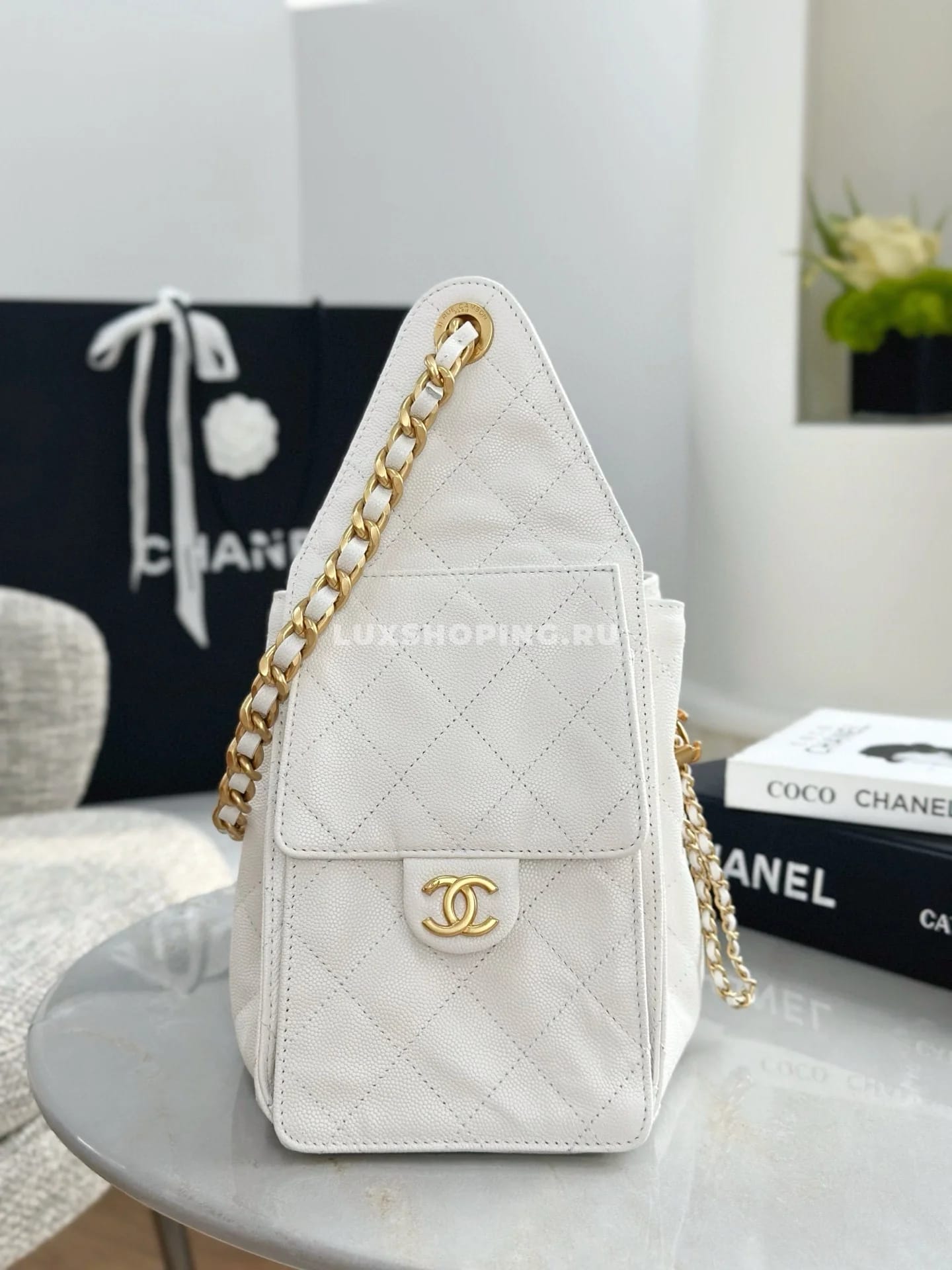 CHANEL сумка хобо из фактурной кожи белый 40×30×15 см - фото 4