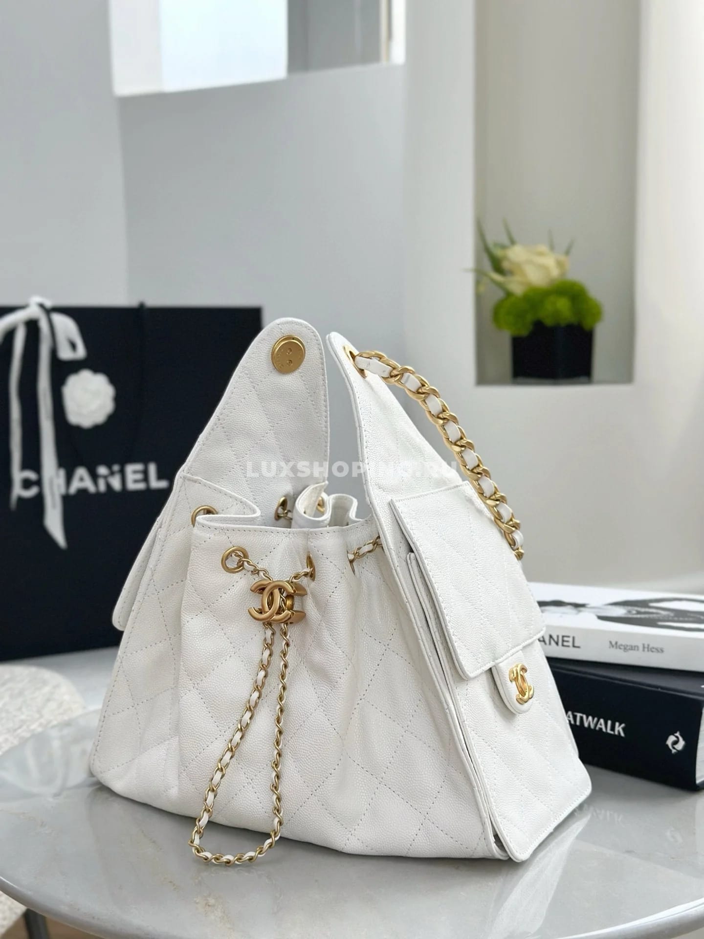CHANEL сумка хобо из фактурной кожи белый 40×30×15 см - фото 5