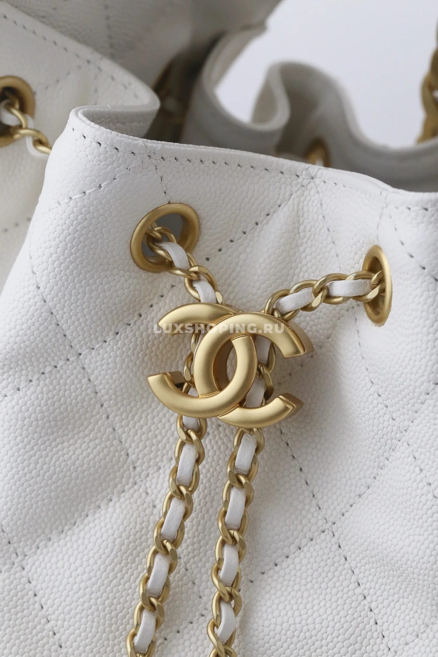 CHANEL сумка хобо из фактурной кожи белый 40×30×15 см - фото 8