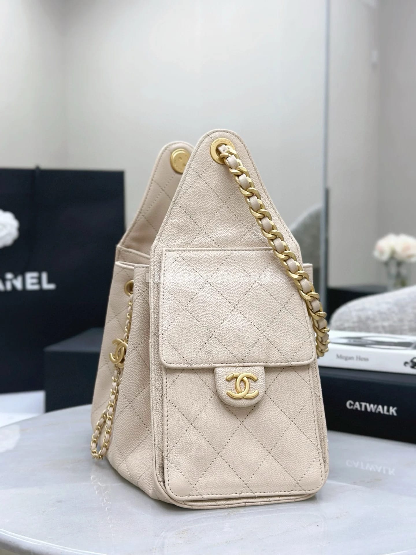 CHANEL сумка хобо из фактурной кожи бежевый 30×26×14 см  - фото 6