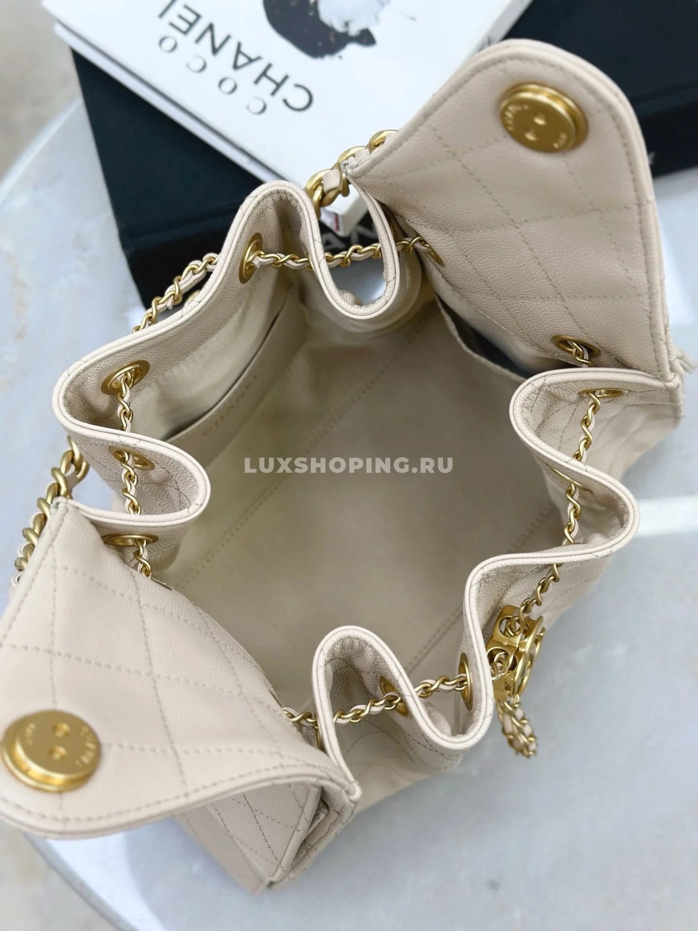 CHANEL сумка хобо из фактурной кожи бежевый 30×26×14 см  - фото 8