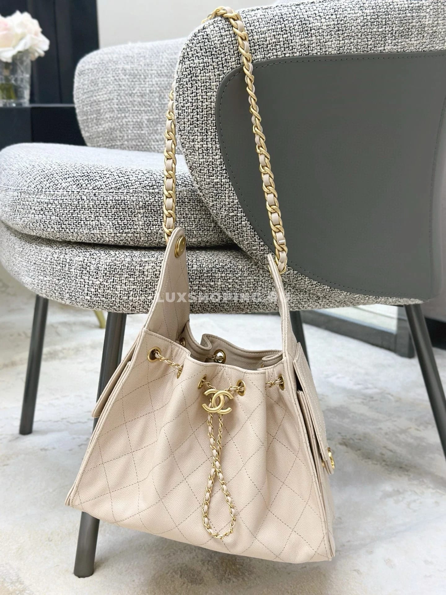 CHANEL сумка хобо из фактурной кожи бежевый 40×30×15 см - фото 3