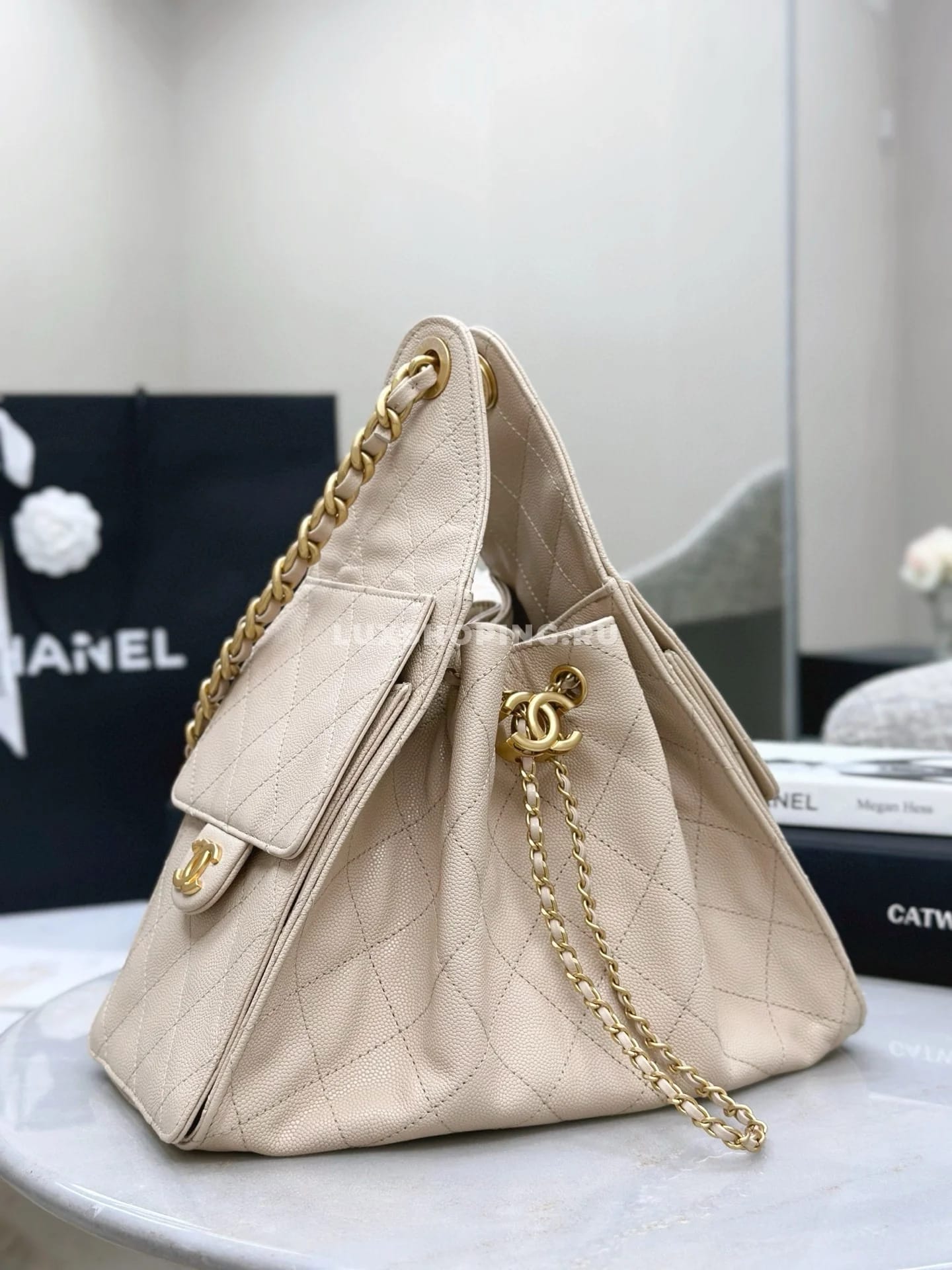 CHANEL сумка хобо из фактурной кожи бежевый 40×30×15 см - фото 5