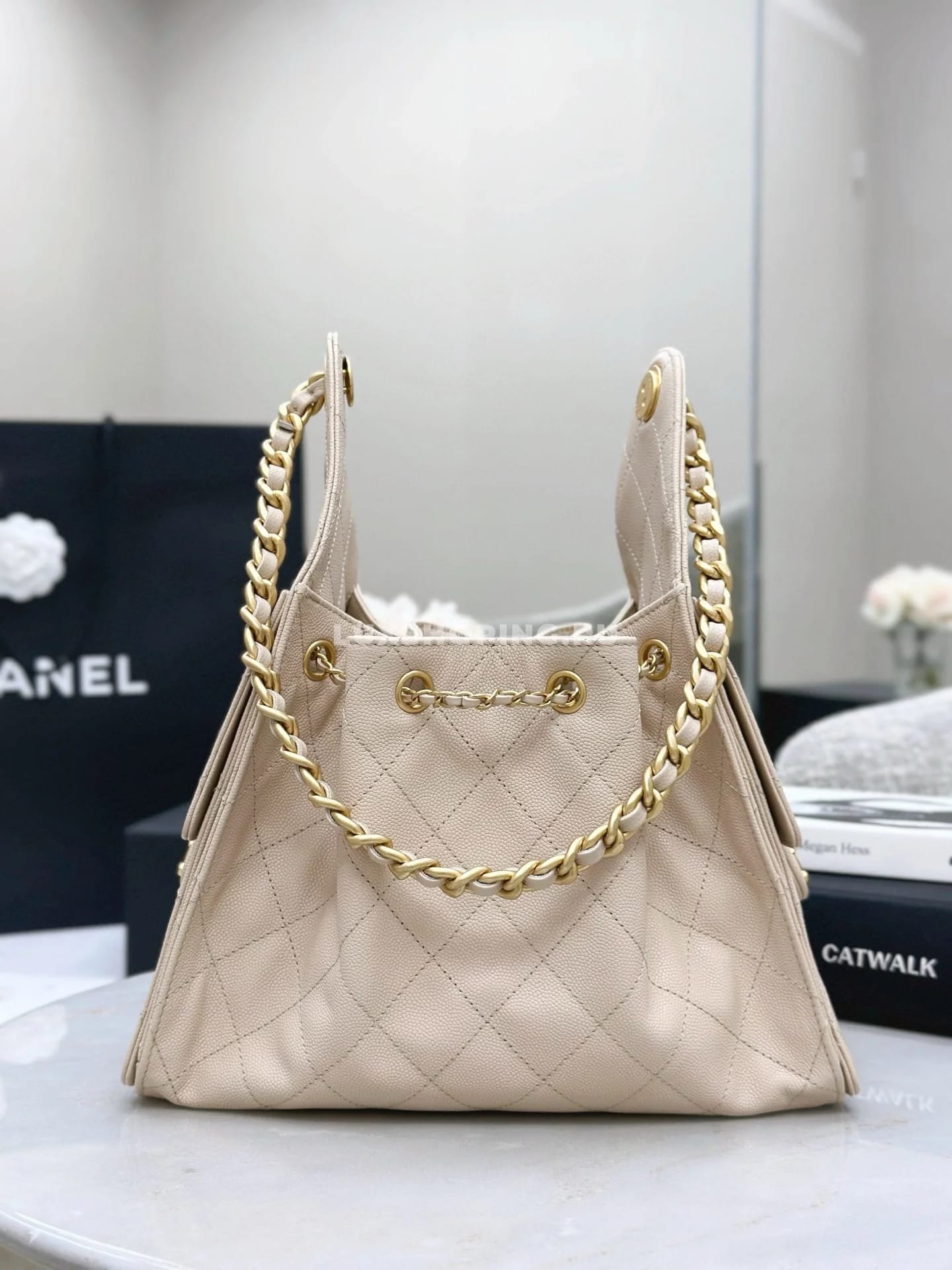CHANEL сумка хобо из фактурной кожи бежевый 40×30×15 см - фото 6