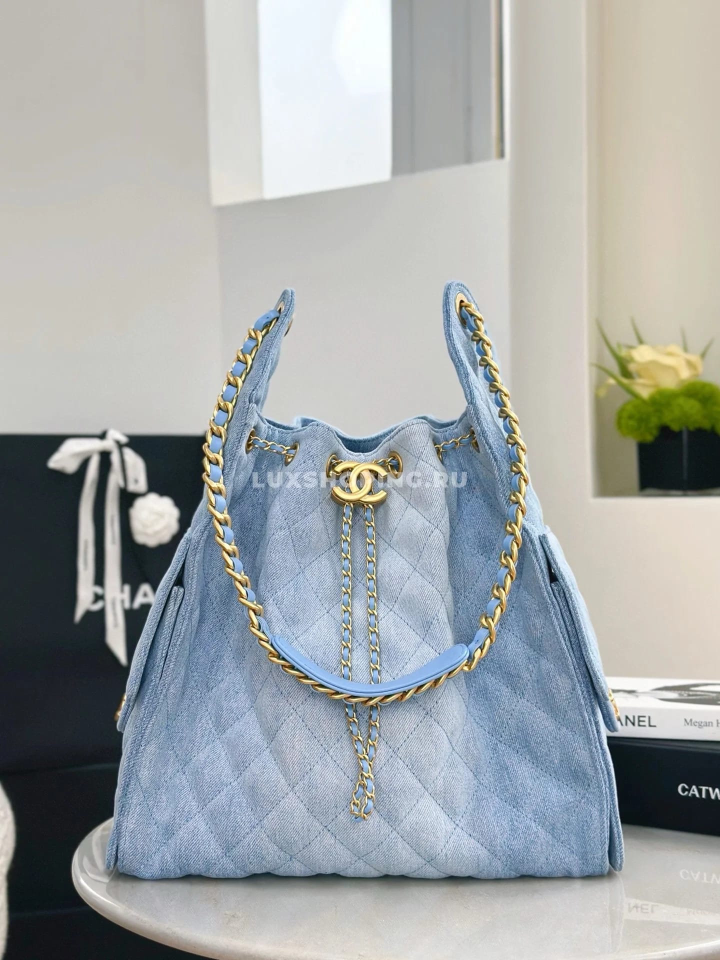 CHANEL сумка denim хобо из светлого варёного денима  40×30×15 см - фото 2