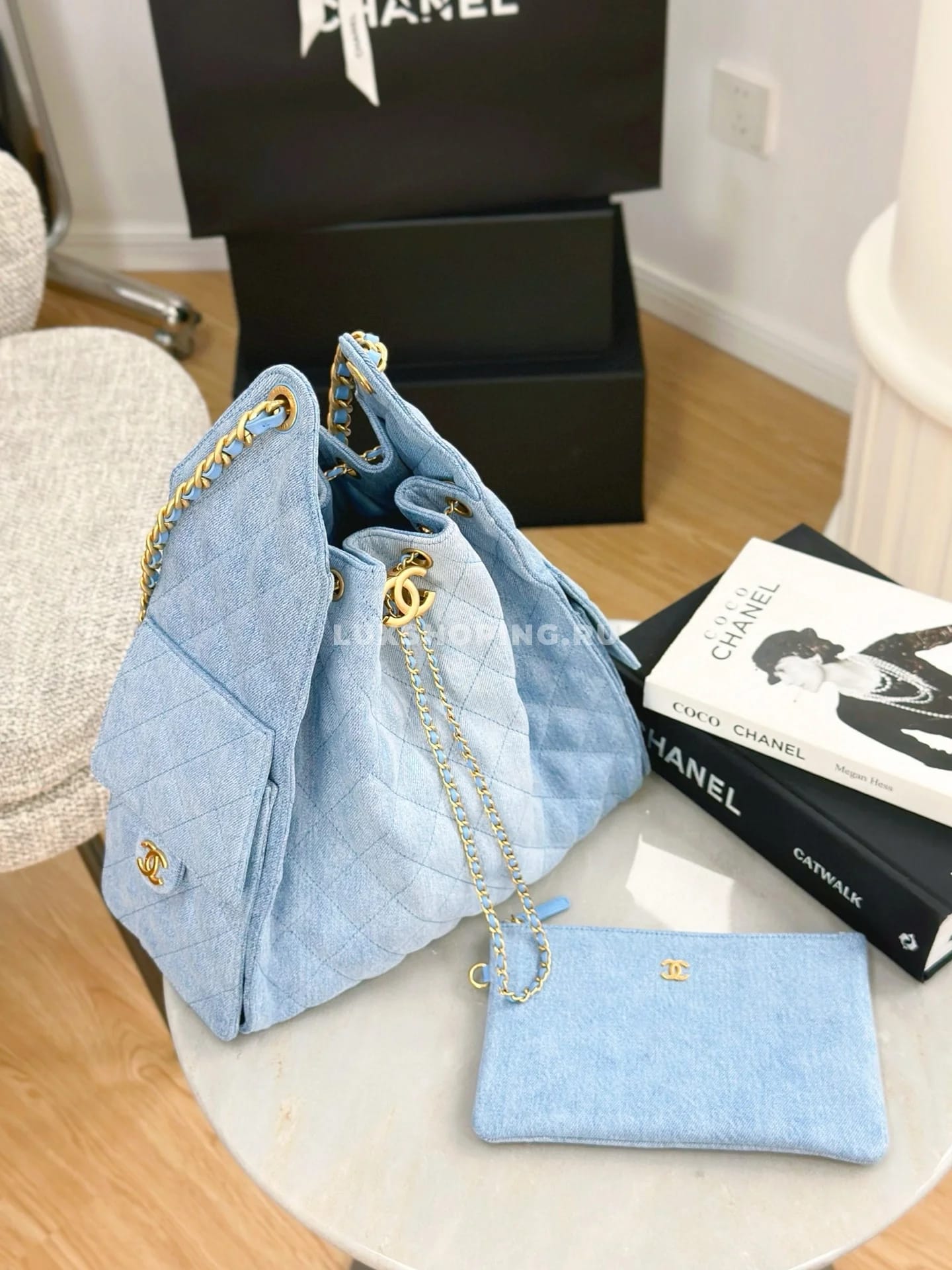 CHANEL сумка denim хобо из светлого варёного денима  40×30×15 см - фото 4