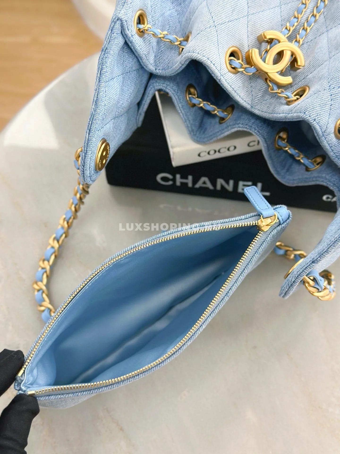 CHANEL сумка denim хобо из светлого варёного денима  40×30×15 см - фото 5