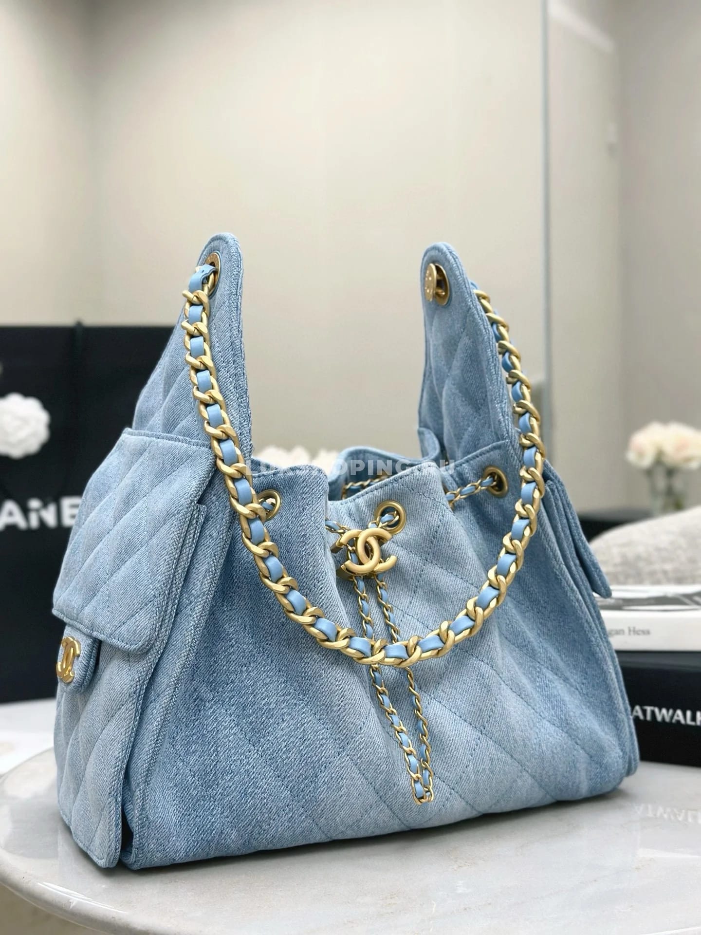 CHANEL сумка denim хобо из светлого варёного денима  30×26×14 см  - фото 2