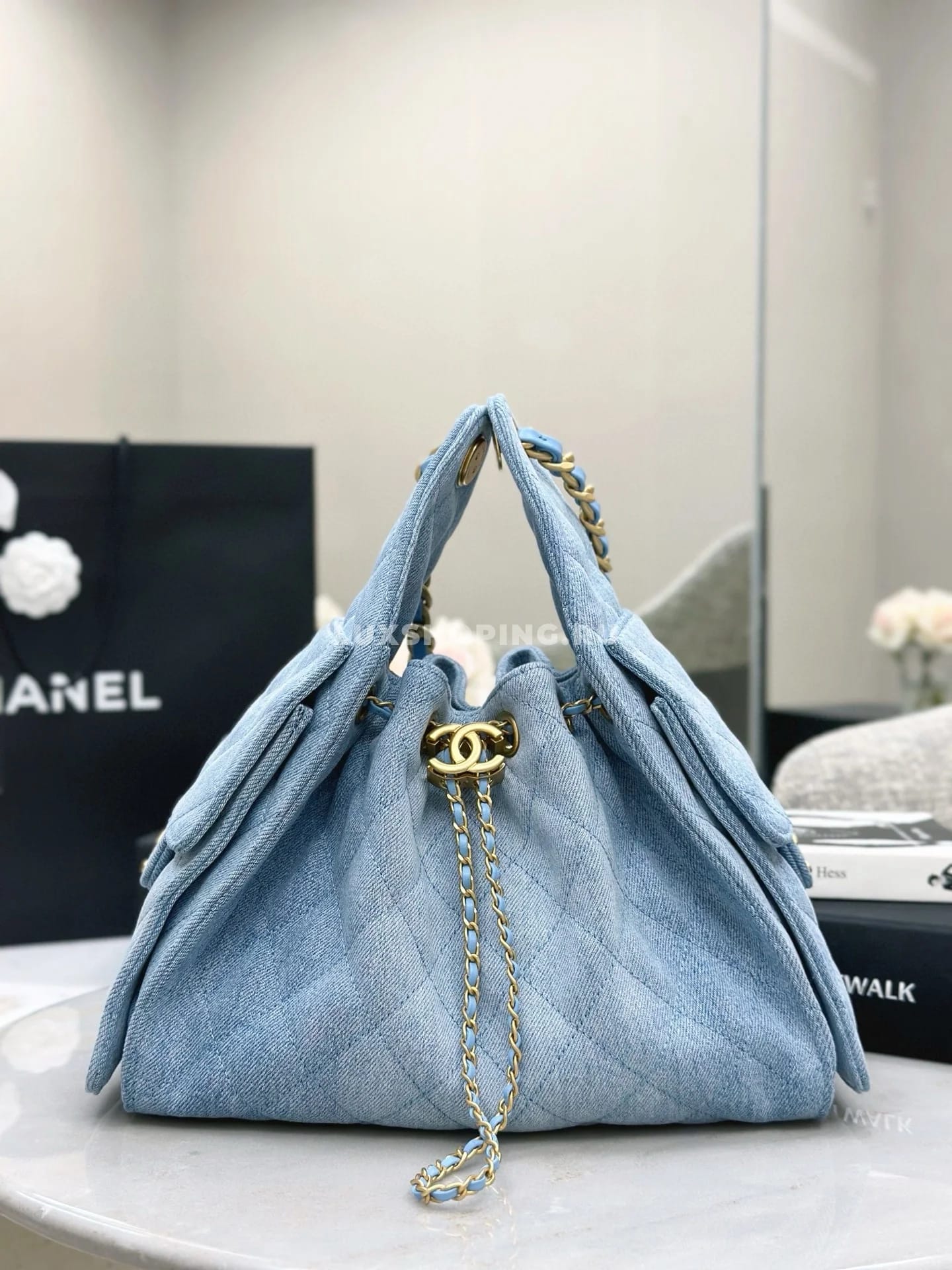 CHANEL сумка denim хобо из светлого варёного денима  30×26×14 см  - фото 5