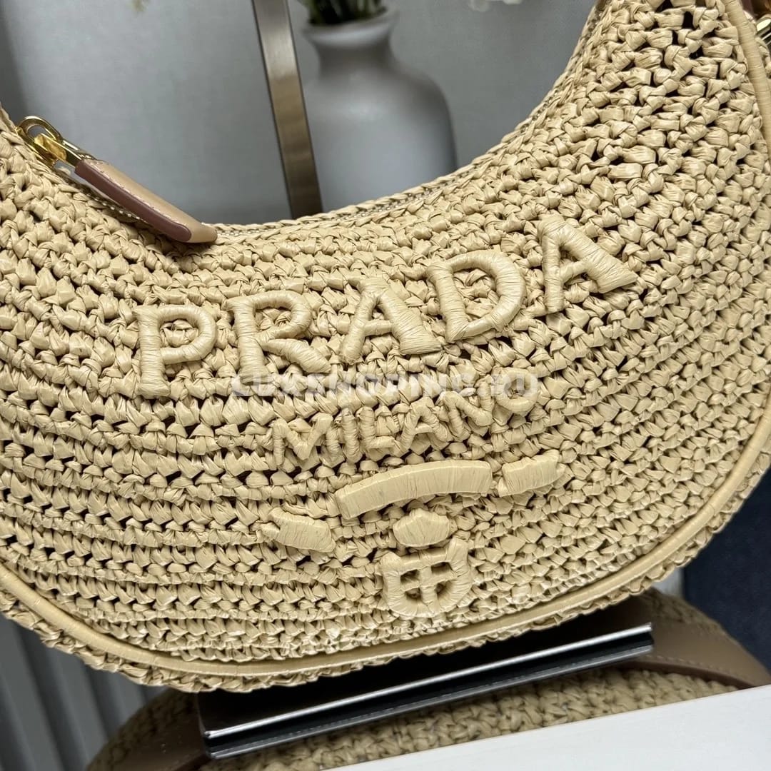 Сумка-луна Prada плетеная из рафии 22,5×18,5×6 см - фото 8