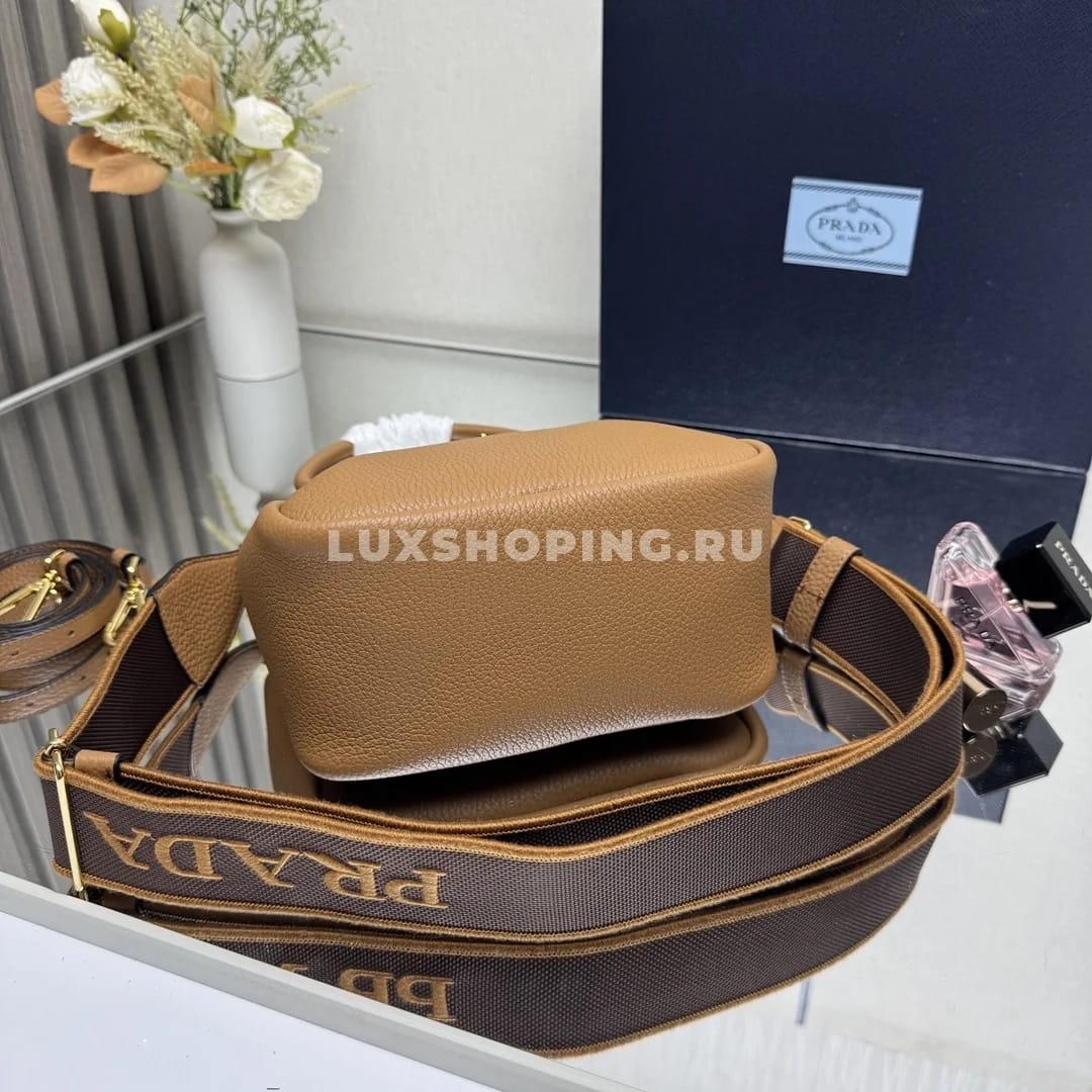 Мини-сумка Prada через плечо карамель 18×19,5×9 см - фото 2