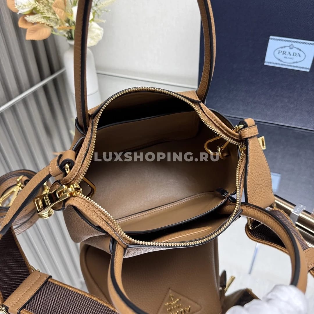 Мини-сумка Prada через плечо карамель 18×19,5×9 см - фото 3