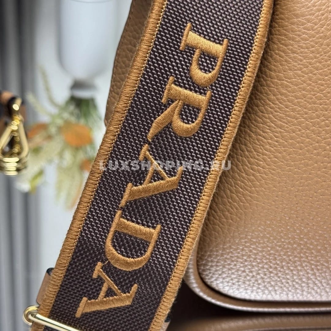 Мини-сумка Prada через плечо карамель 18×19,5×9 см - фото 7