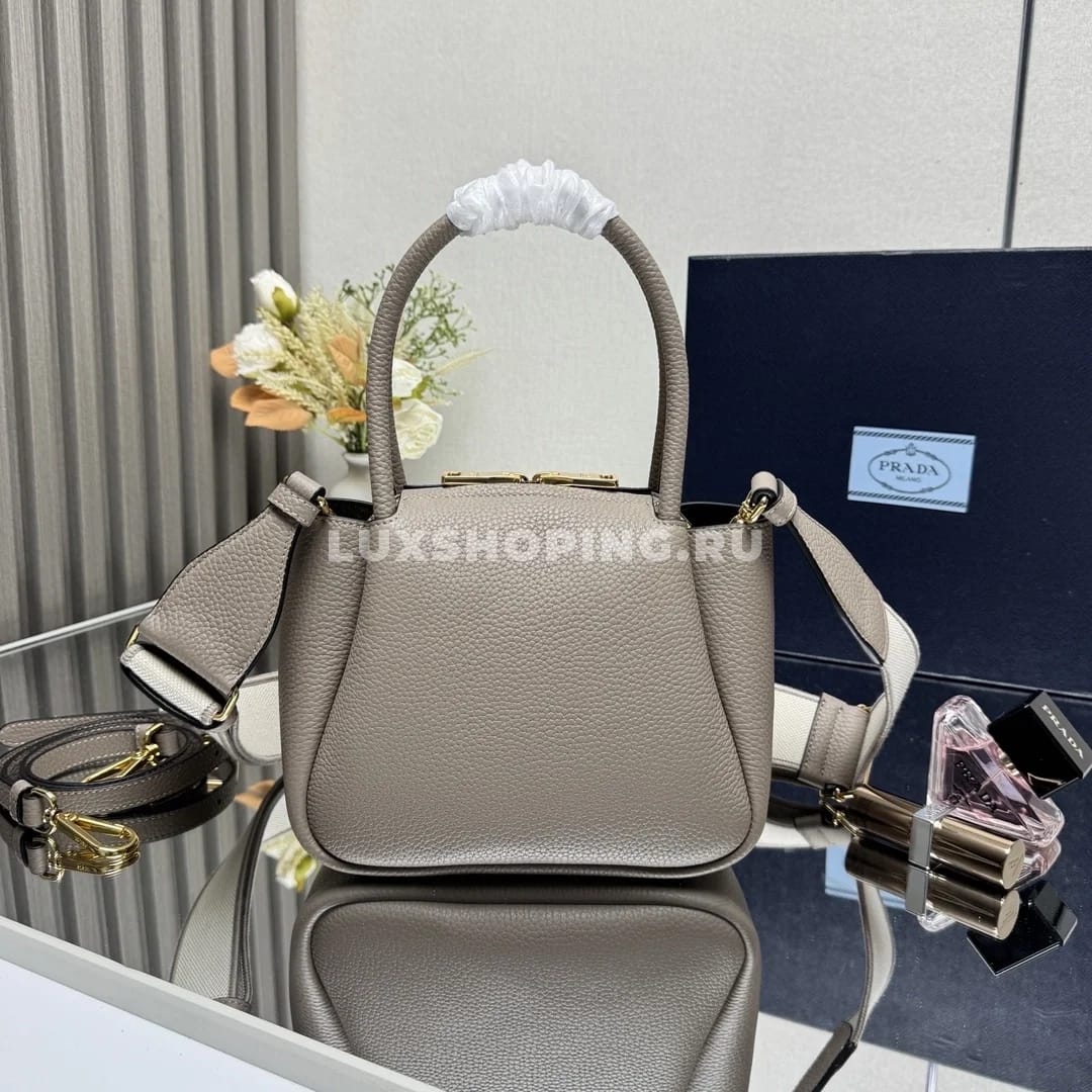 Мини-сумка Prada через плечо в оттенке глиняной золы 18×19,5×9 см - фото 2