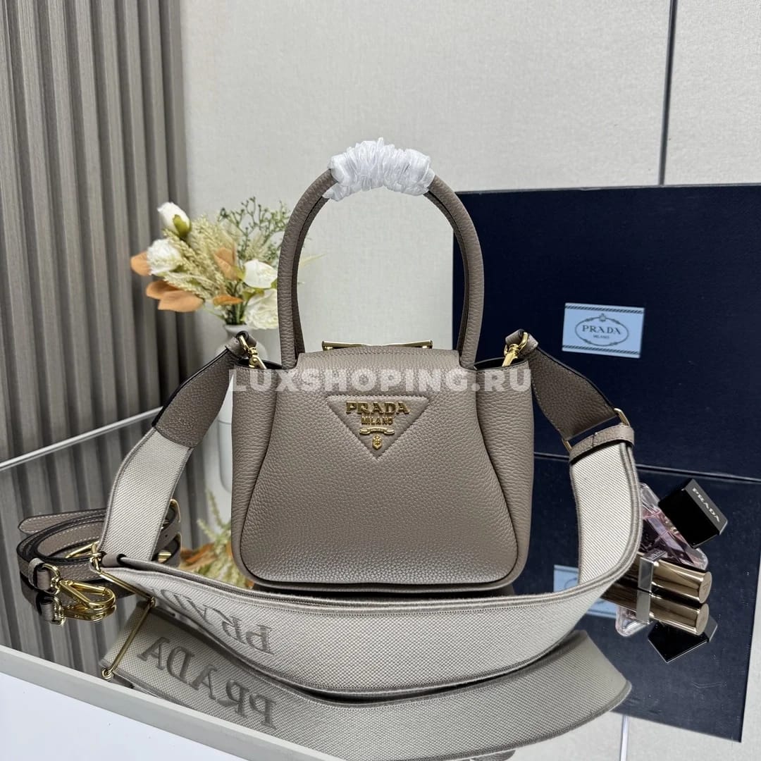 Мини-сумка Prada через плечо в оттенке глиняной золы 18×19,5×9 см - фото 3