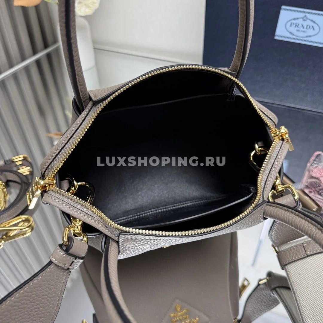 Мини-сумка Prada через плечо в оттенке глиняной золы 18×19,5×9 см - фото 5