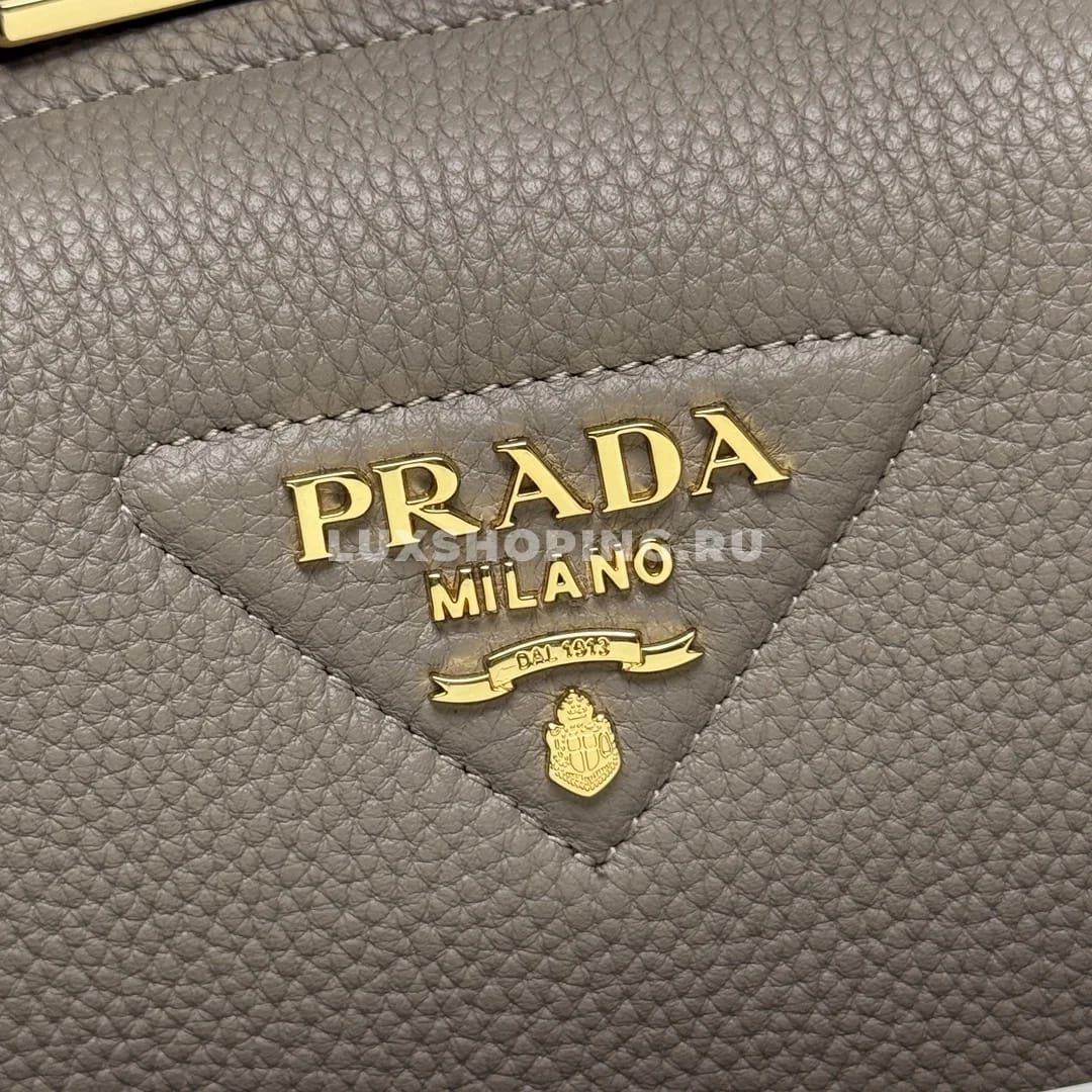 Мини-сумка Prada через плечо в оттенке глиняной золы 18×19,5×9 см - фото 6