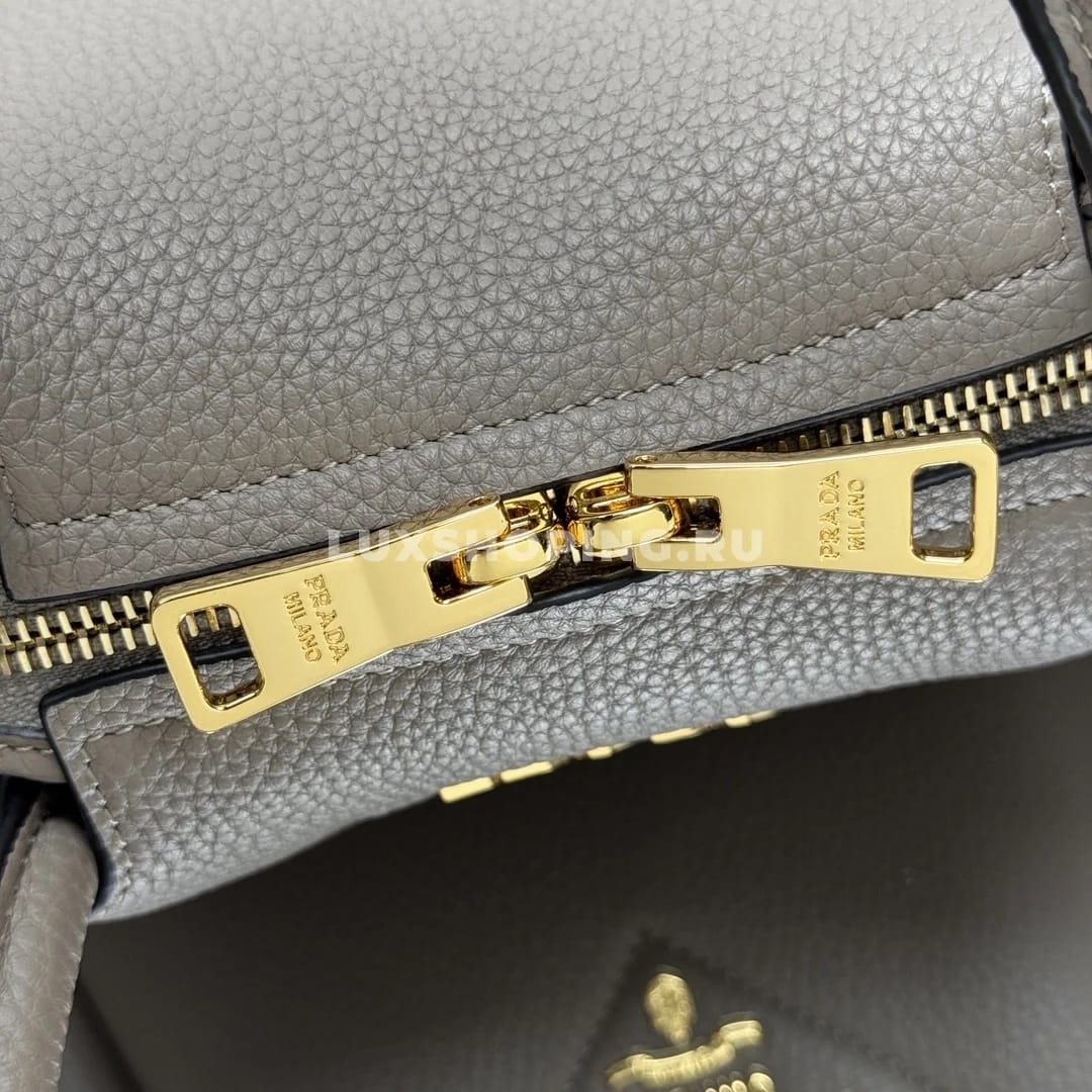Мини-сумка Prada через плечо в оттенке глиняной золы 18×19,5×9 см - фото 7