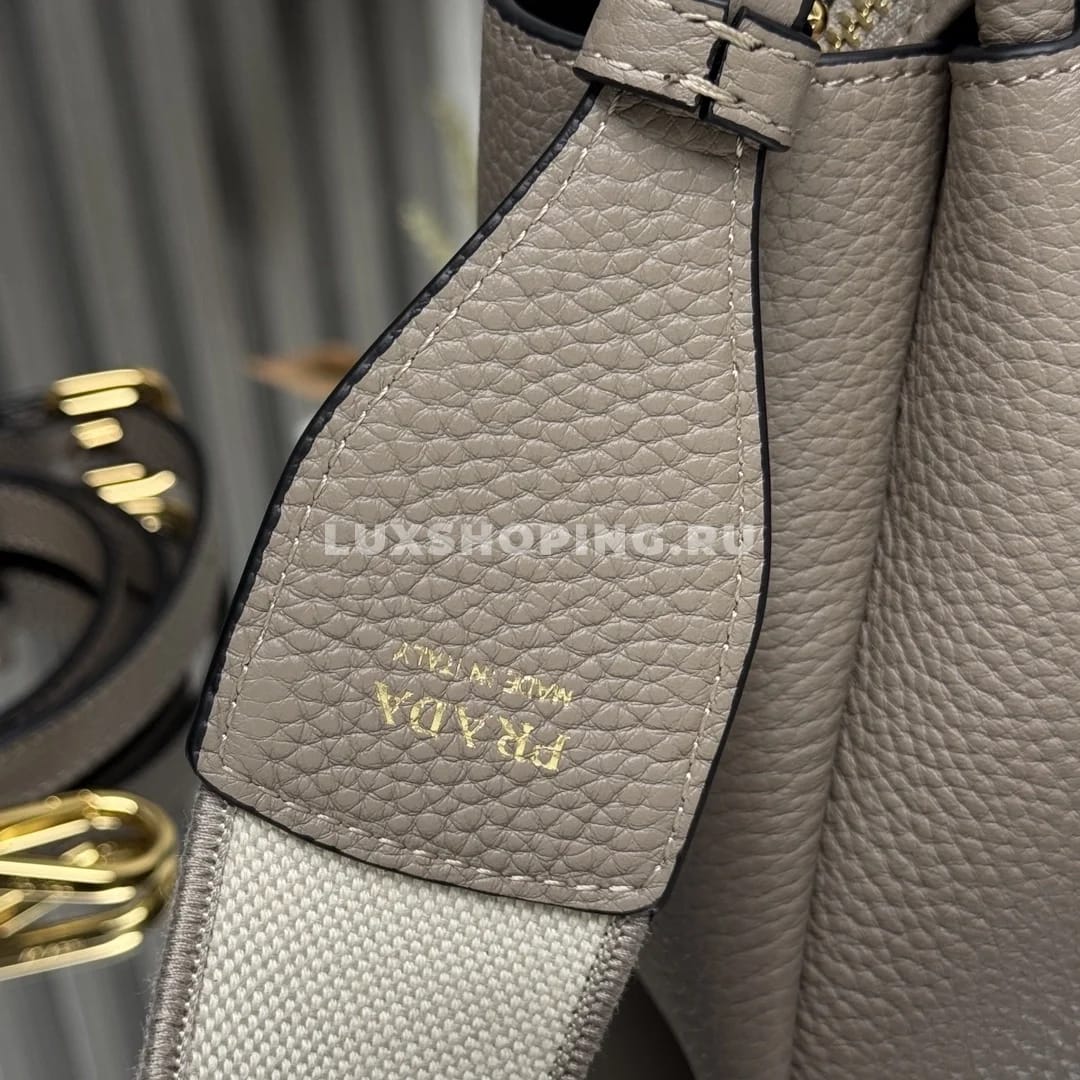 Мини-сумка Prada через плечо в оттенке глиняной золы 18×19,5×9 см - фото 8