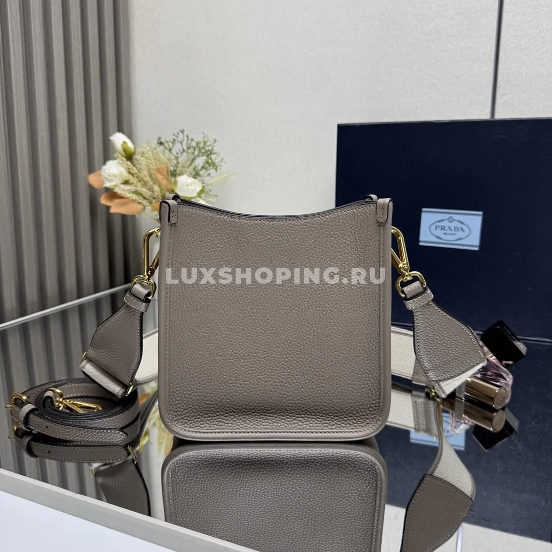 Prada Кожаная мини сумка через-плечо серая 20×19×6 см - фото 4