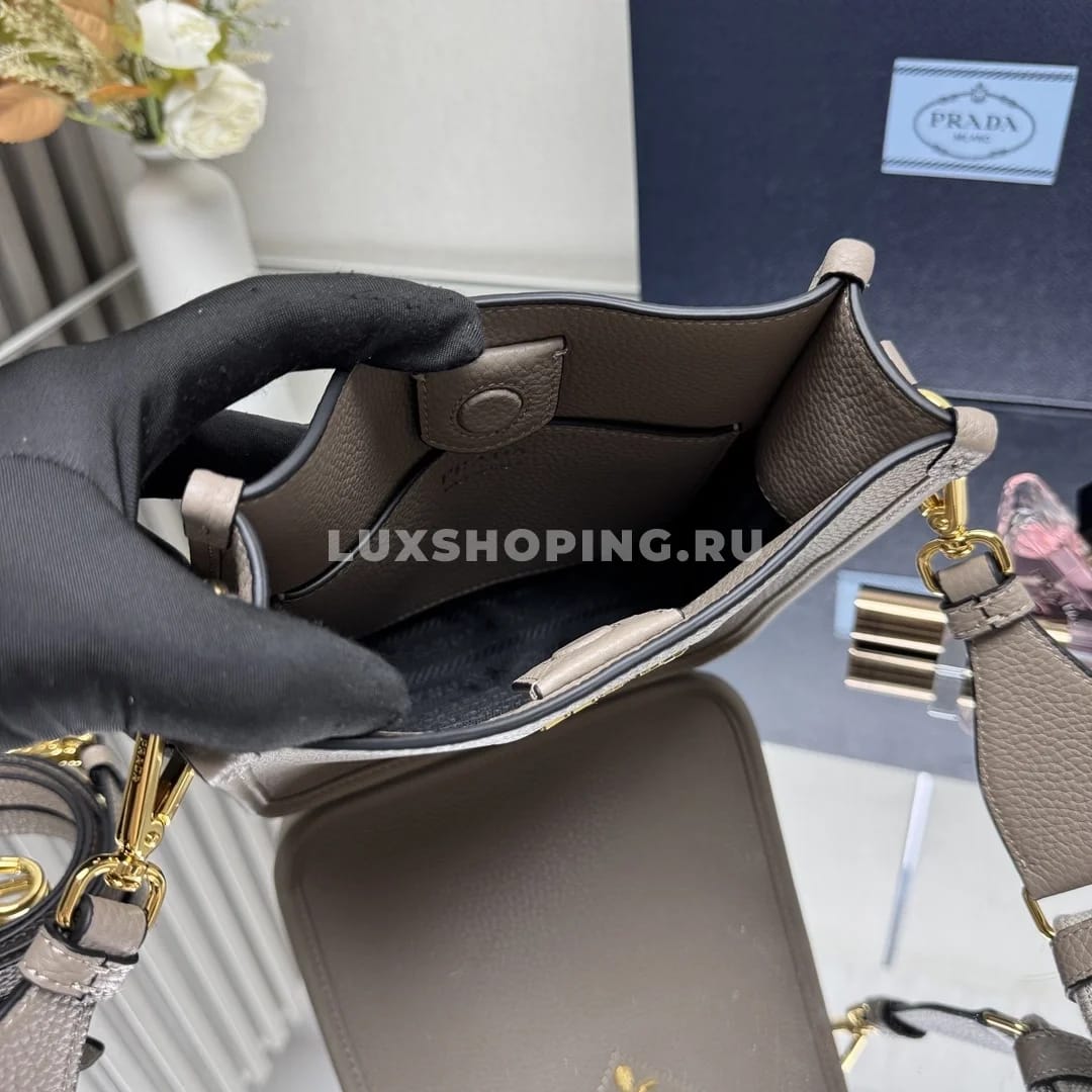 Prada Кожаная мини сумка через-плечо серая 20×19×6 см - фото 5
