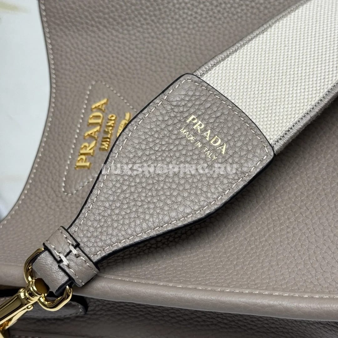Prada Кожаная мини сумка через-плечо серая 20×19×6 см - фото 6