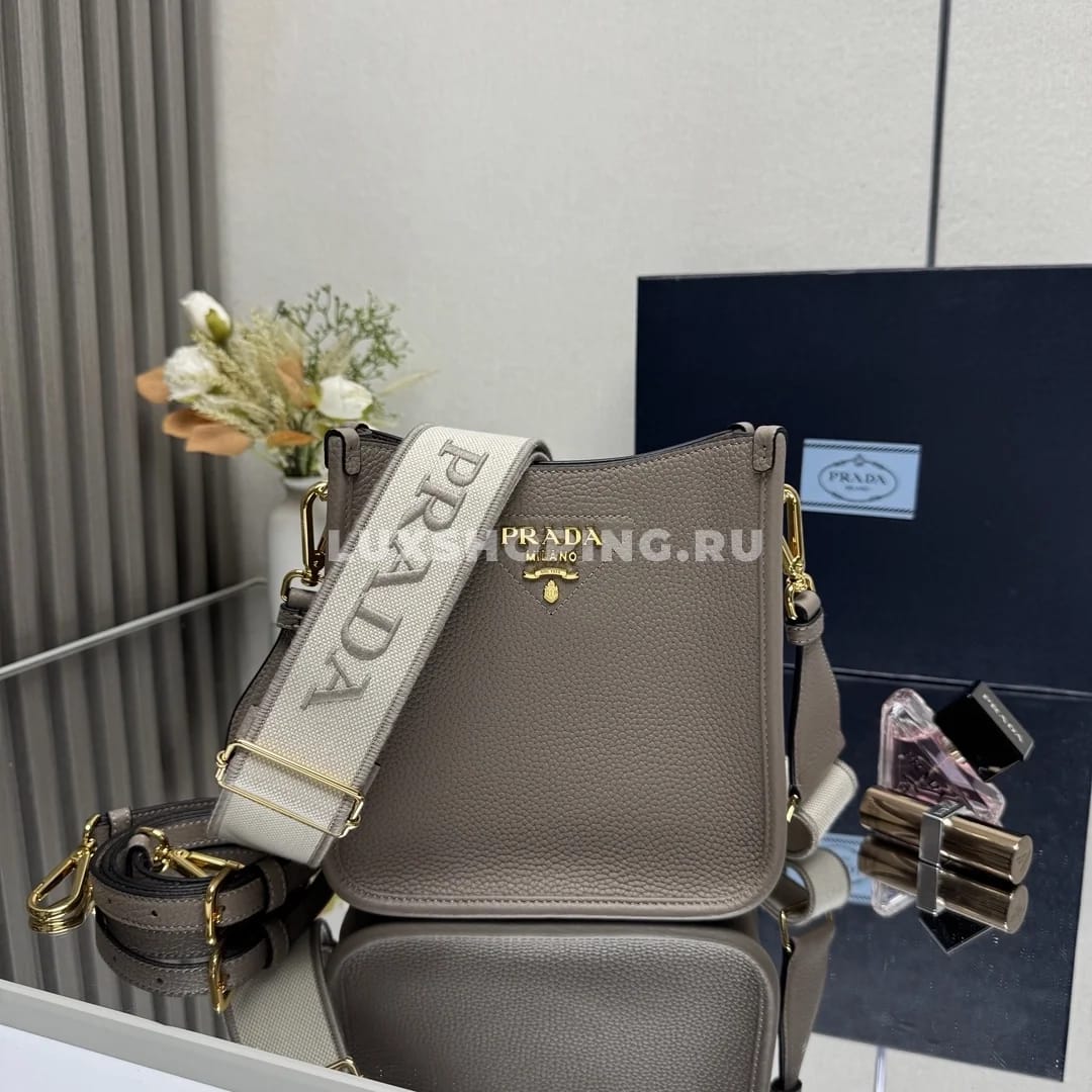 Prada Кожаная мини сумка через-плечо серая 20×19×6 см - фото 8