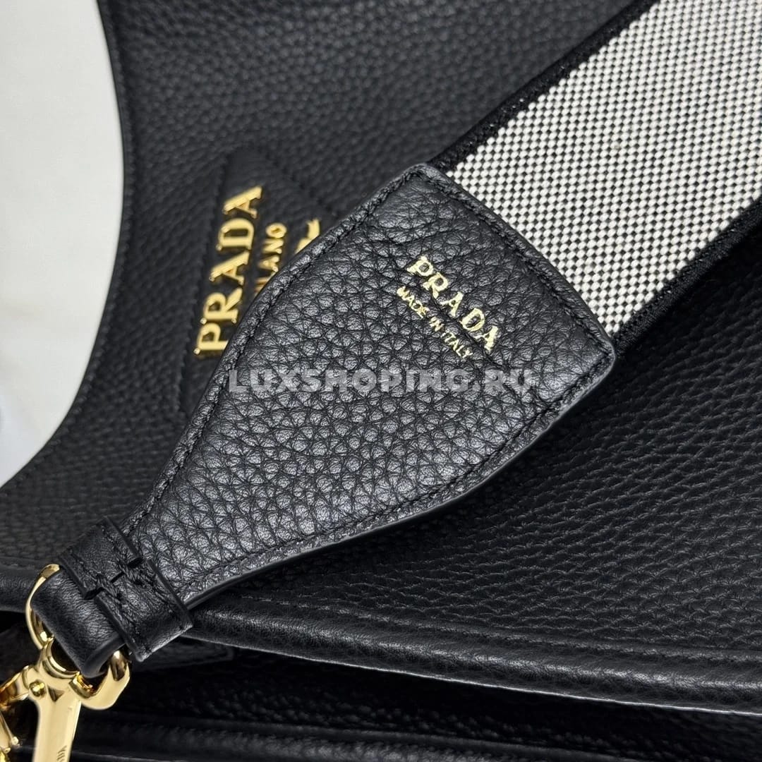 Prada Кожаная мини сумка через-плечо черная 20×19×6 см - фото 2