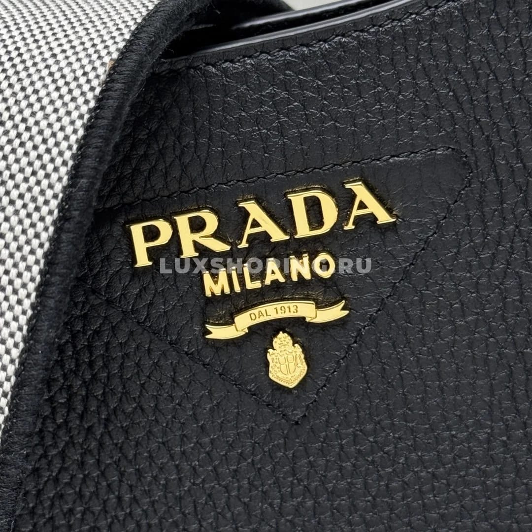 Prada Кожаная мини сумка через-плечо черная 20×19×6 см - фото 3