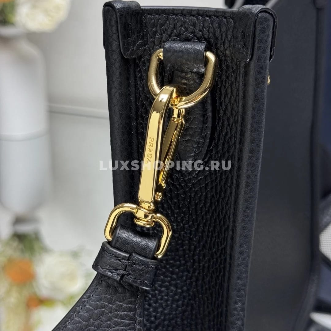 Prada Кожаная мини сумка через-плечо черная 20×19×6 см - фото 4