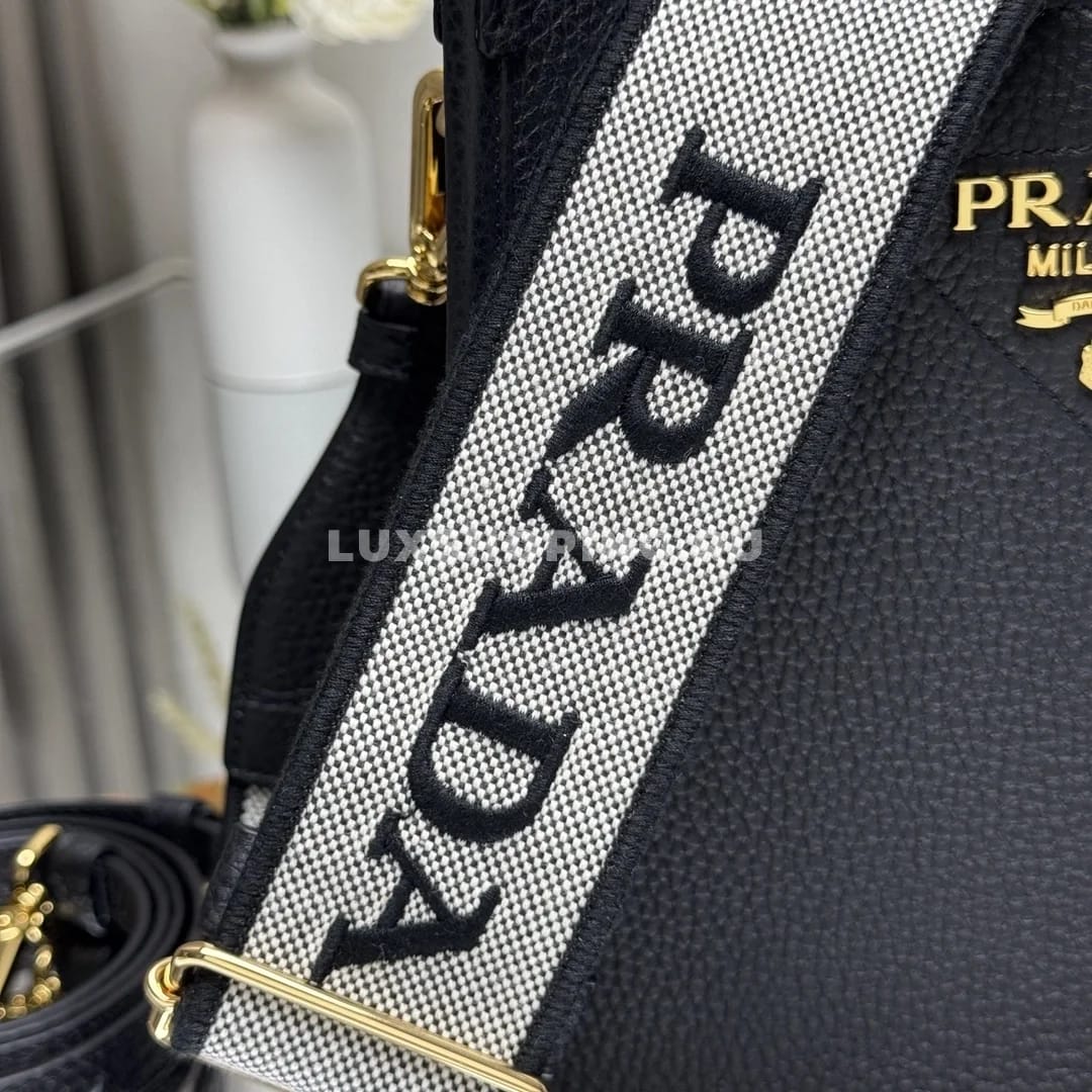Prada Кожаная мини сумка через-плечо черная 20×19×6 см - фото 5