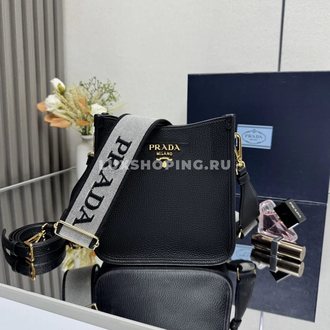 Prada Кожаная мини сумка через-плечо черная 20×19×6 см - фото 6