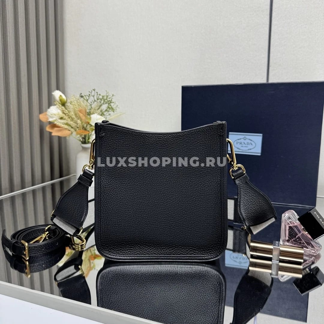 Prada Кожаная мини сумка через-плечо черная 20×19×6 см - фото 7