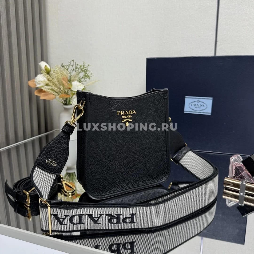 Prada Кожаная мини сумка через-плечо черная 20×19×6 см - фото 8