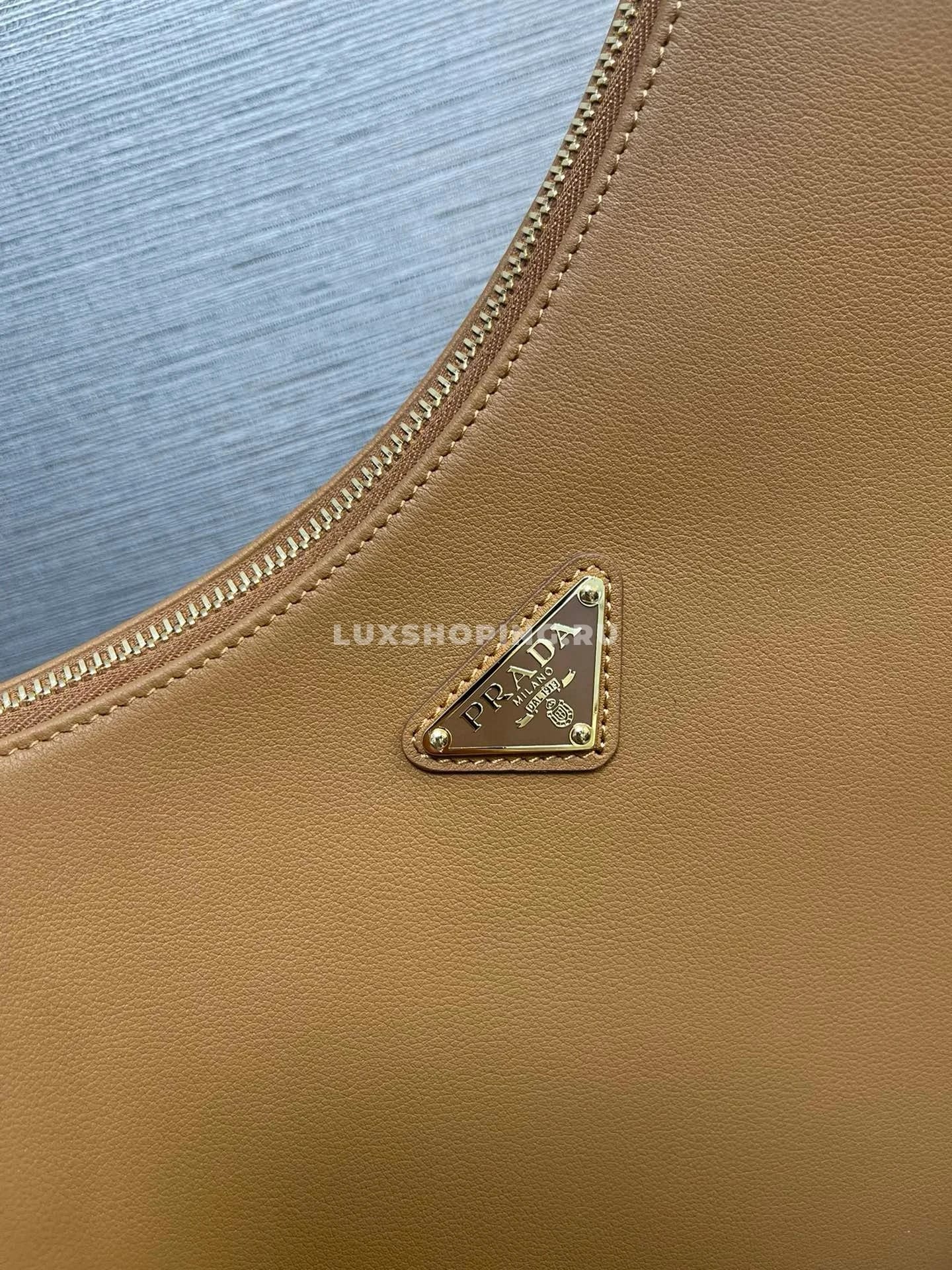 PRADA Moon Bag Карамель 35×22.5×8 см - фото 8