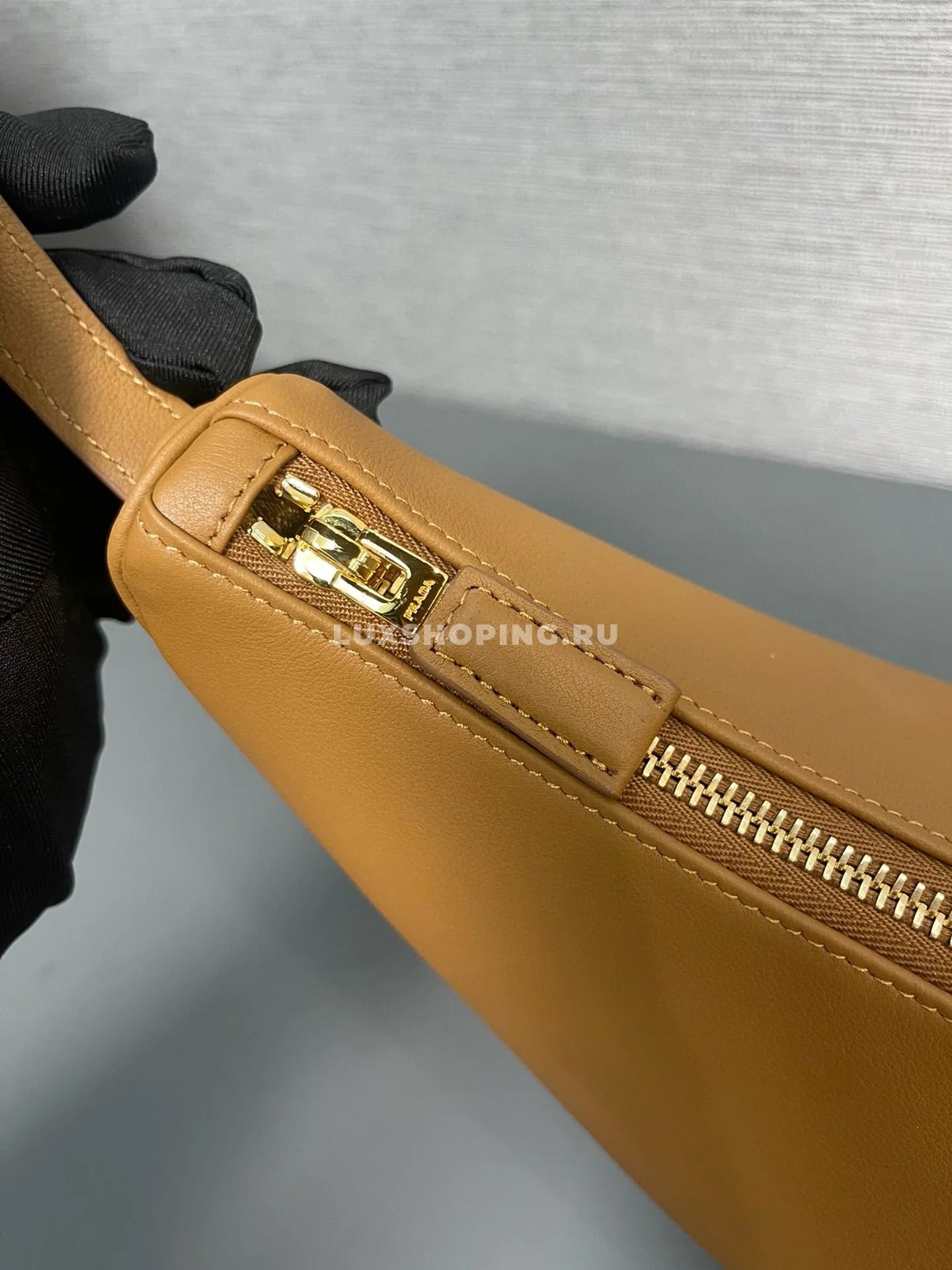 PRADA Moon Bag Карамель 35×22.5×8 см - фото 9