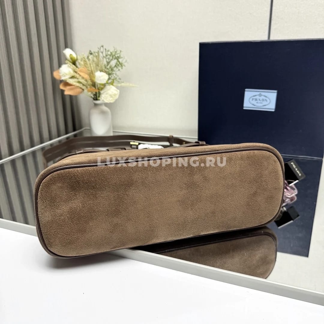 Сумка Prada Buckle коричневая из замши с ремешком 35×25×13 см - фото 4