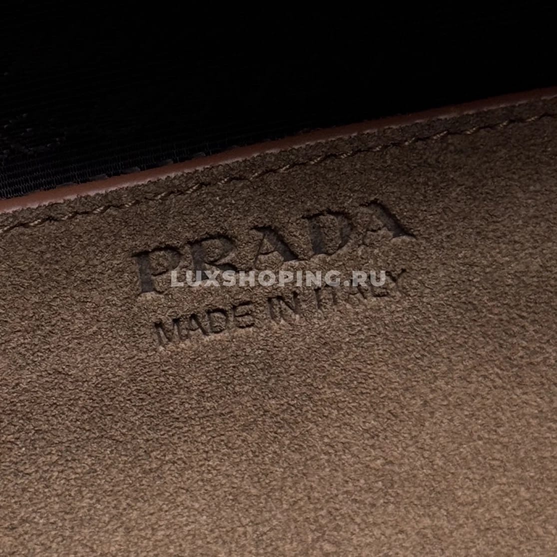 Сумка Prada прямоугольная из замши коричневая 30×14×8,5 см - фото 5