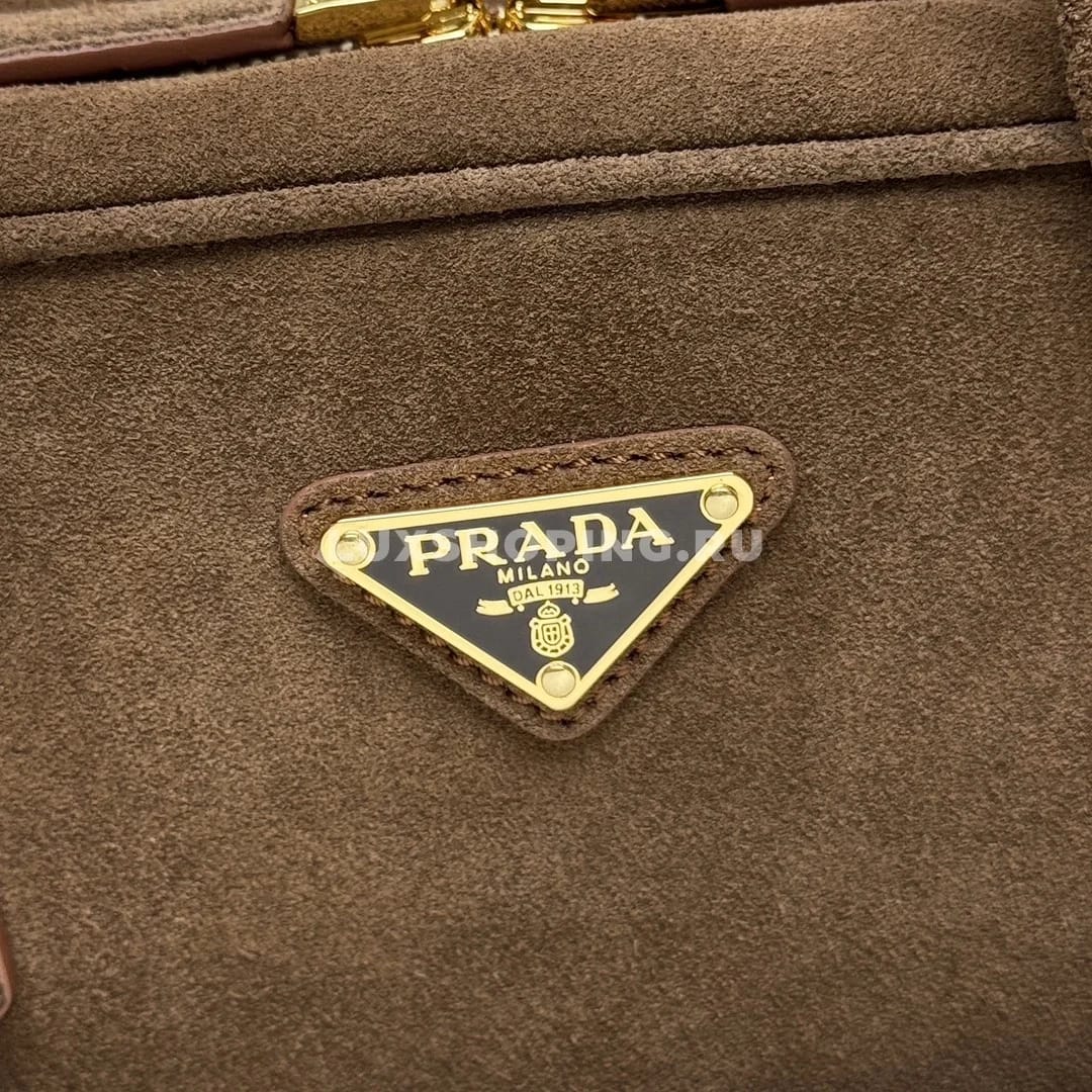 Сумка Prada прямоугольная из замши коричневая 30×14×8,5 см - фото 8