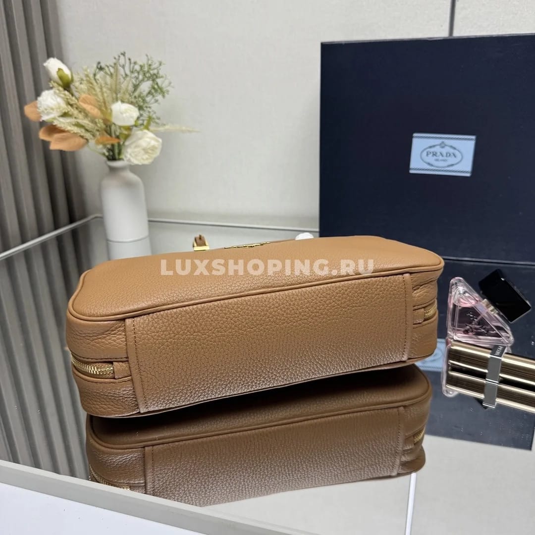 Сумка Prada прямоугольная из кожи карамельная 29×14×8,5 см - фото 2