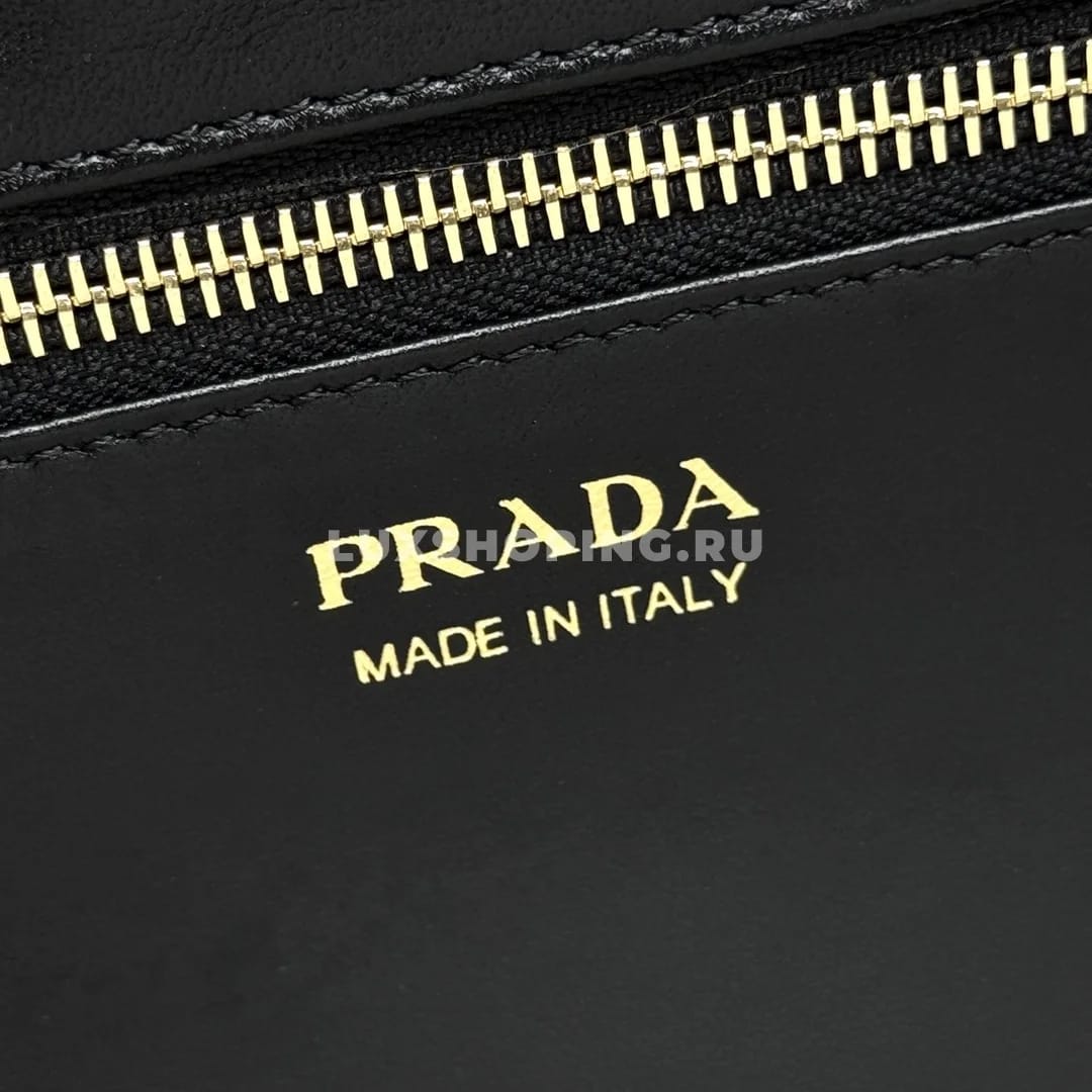 Сумка Prada прямоугольная из кожи черная 29×14×8,5 см - фото 2